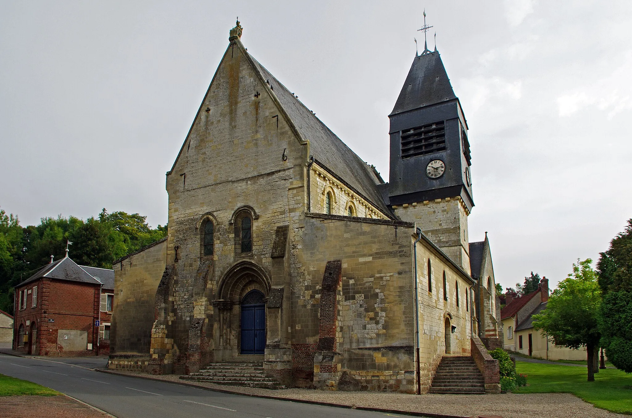 Photo showing: L'église Saint-Pierre.
Epoque de construction : fin 12e siècle - 15e siècle.
L'église a été restaurée en 1864. Au sommet de la façade trône une statue de Saint-Pierre assis dans la cathedra (siège épiscopal) et portant le Regnum ( la tiare, que les Romains appellent Règne).
Le portail est de style roman. Le chœur, les chapelles du transept sont du XVIe siècle.
Date of construction: end of 12th - 15th century.
The church was restored in 1864. On top of the façade is a statue of St. Peter sitting in the cathedra (bishop's seat) and with the Regnum (the tiara, which the Romans called Reign).

The portal is Romanesque. The choir, the transept chapels are the sixteenth century.