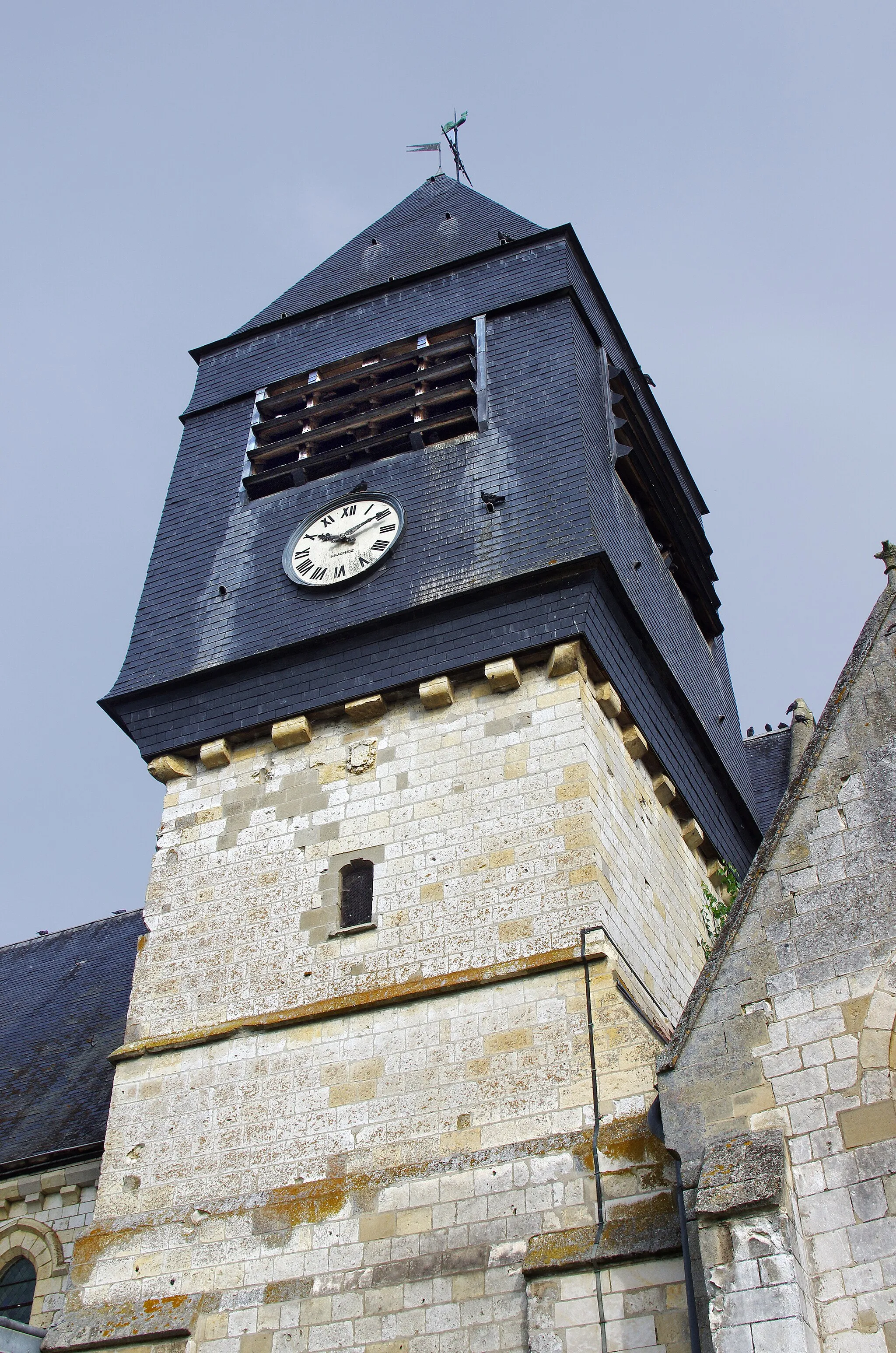 Photo showing: Eglise Saint-Pierre.
Epoque de construction : fin 12e siècle - 15e siècle.
L'église a été restaurée en 1864. Au sommet de la façade trône une statue de Saint-Pierre assis dans la cathedra (siège épiscopal) et portant le Regnum ( la tiare, que les Romains appellent Règne).
Le portail est de style roman. Le chœur, les chapelles du transept sont du XVIe siècle.
Date of construction: end of 12th - 15th century.
The church was restored in 1864. On top of the façade is a statue of St. Peter sitting in the cathedra (bishop's seat) and with the Regnum (the tiara, which the Romans called Reign).

The portal is Romanesque. The choir, the transept chapels are the sixteenth century.