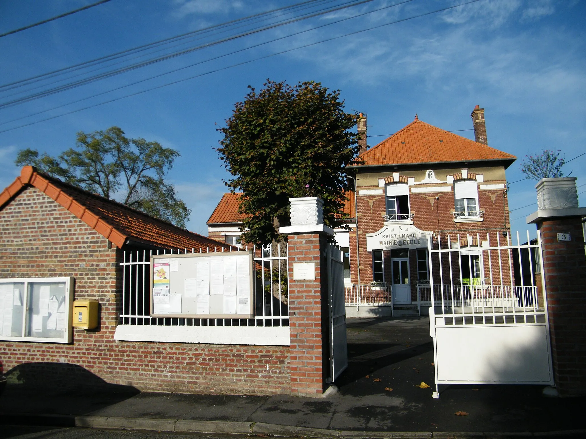 Photo showing: Mairie-école.