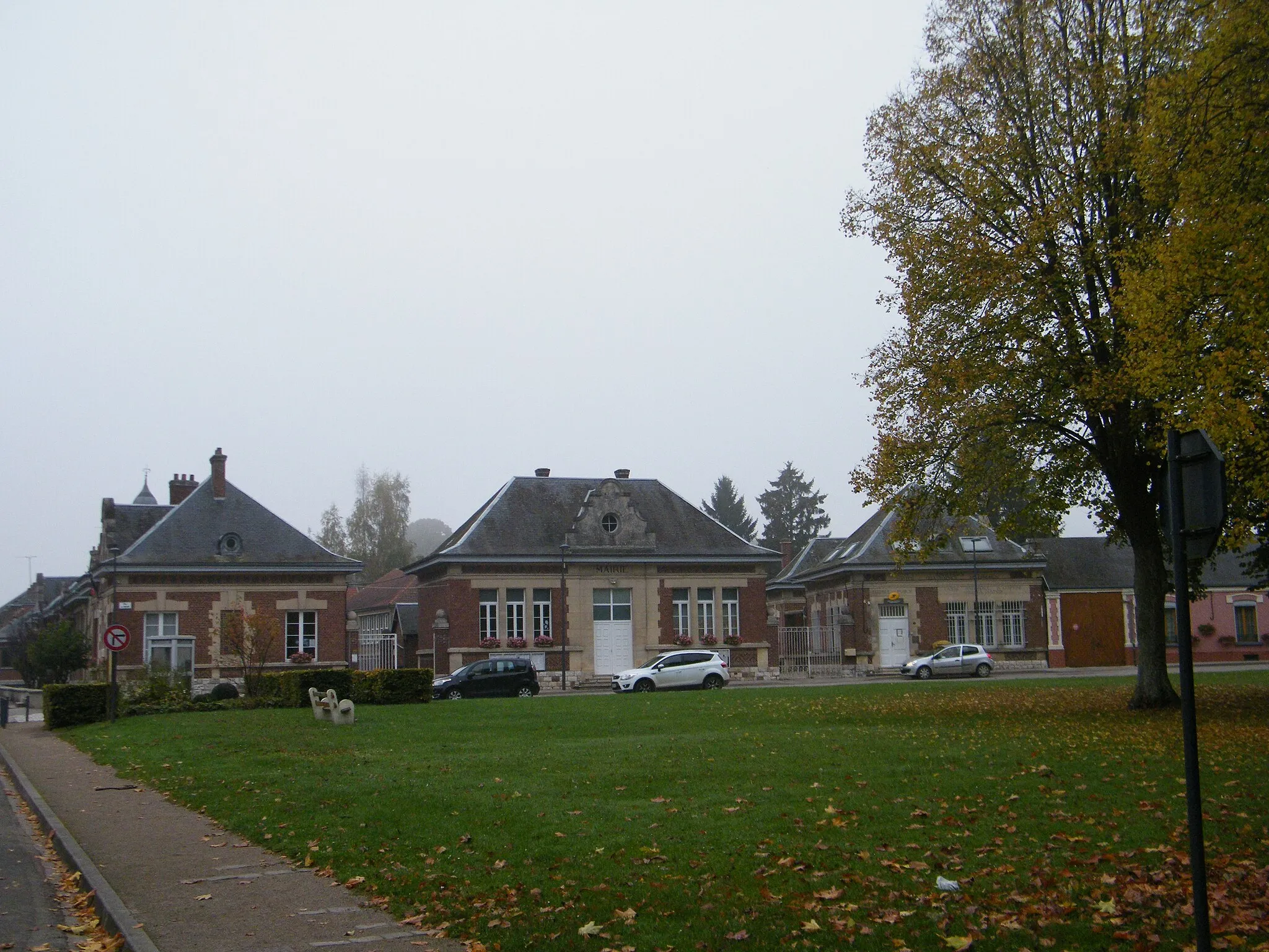 Photo showing: Bâtiments communaux : mairie, bureau de poste et école.