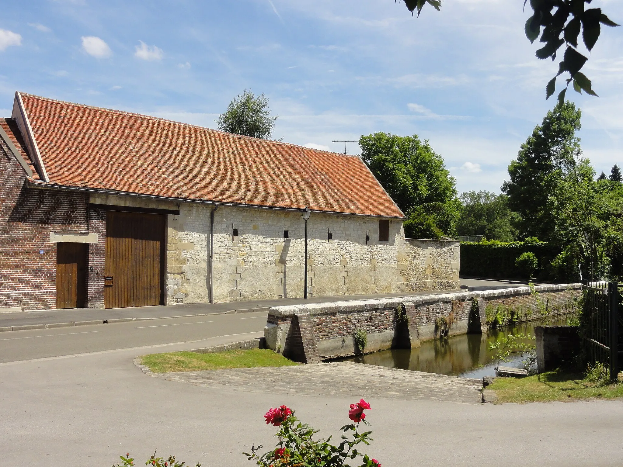 Photo showing: Mare-abreuvoir, rue des Lombards.