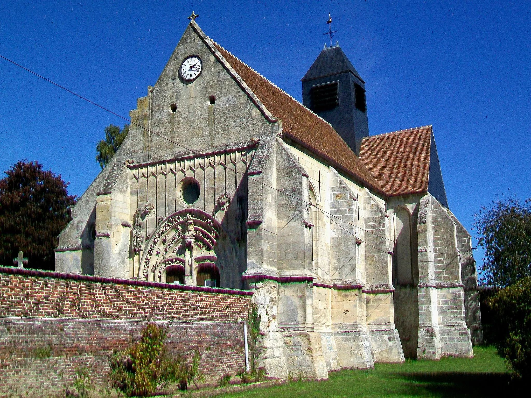 Photo showing: Vue d'ensemble de l'église depuis le sud-ouest.