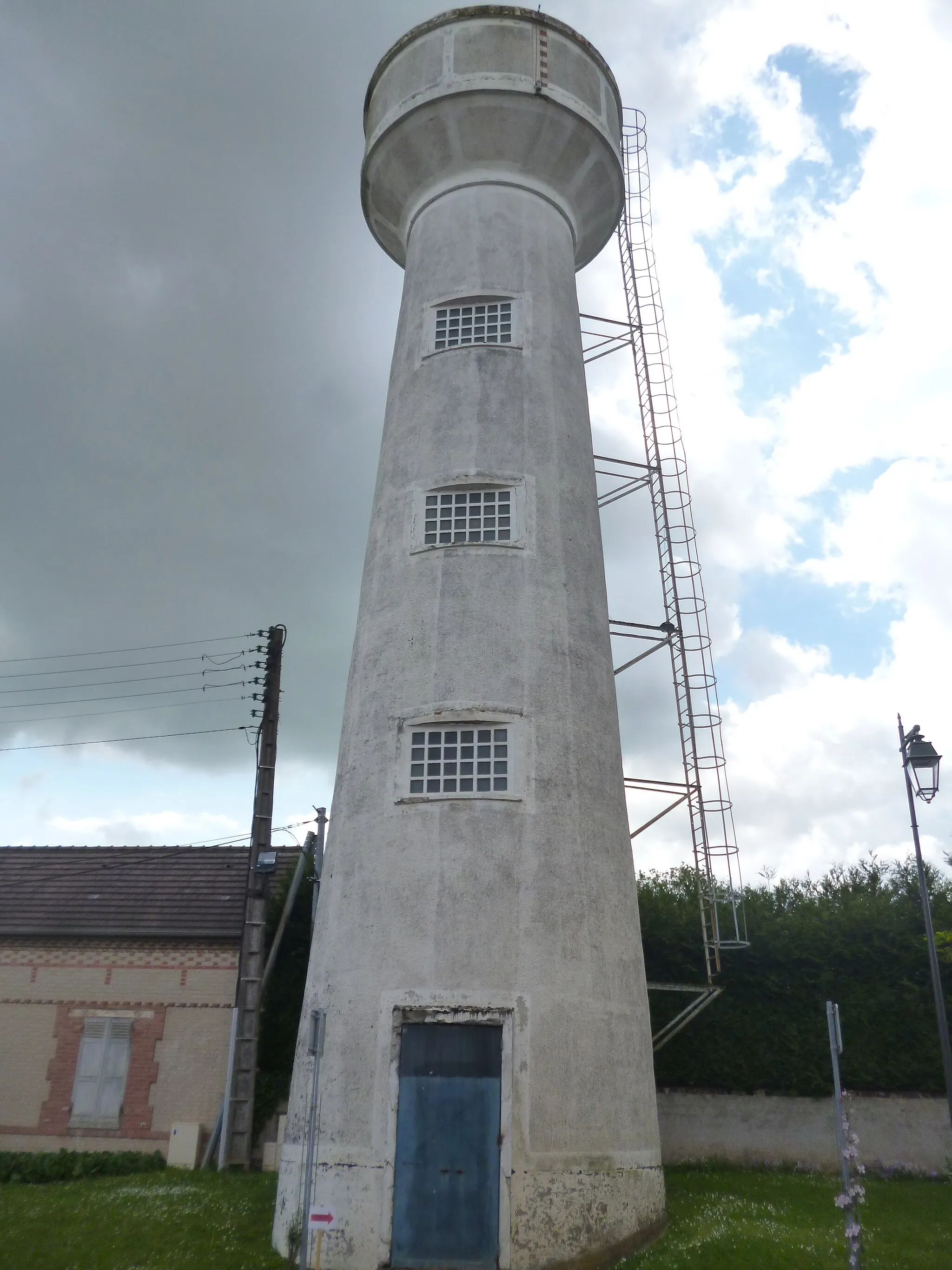 Photo showing: Château d'eau situé sur la commune de Royaucourt (Oise).