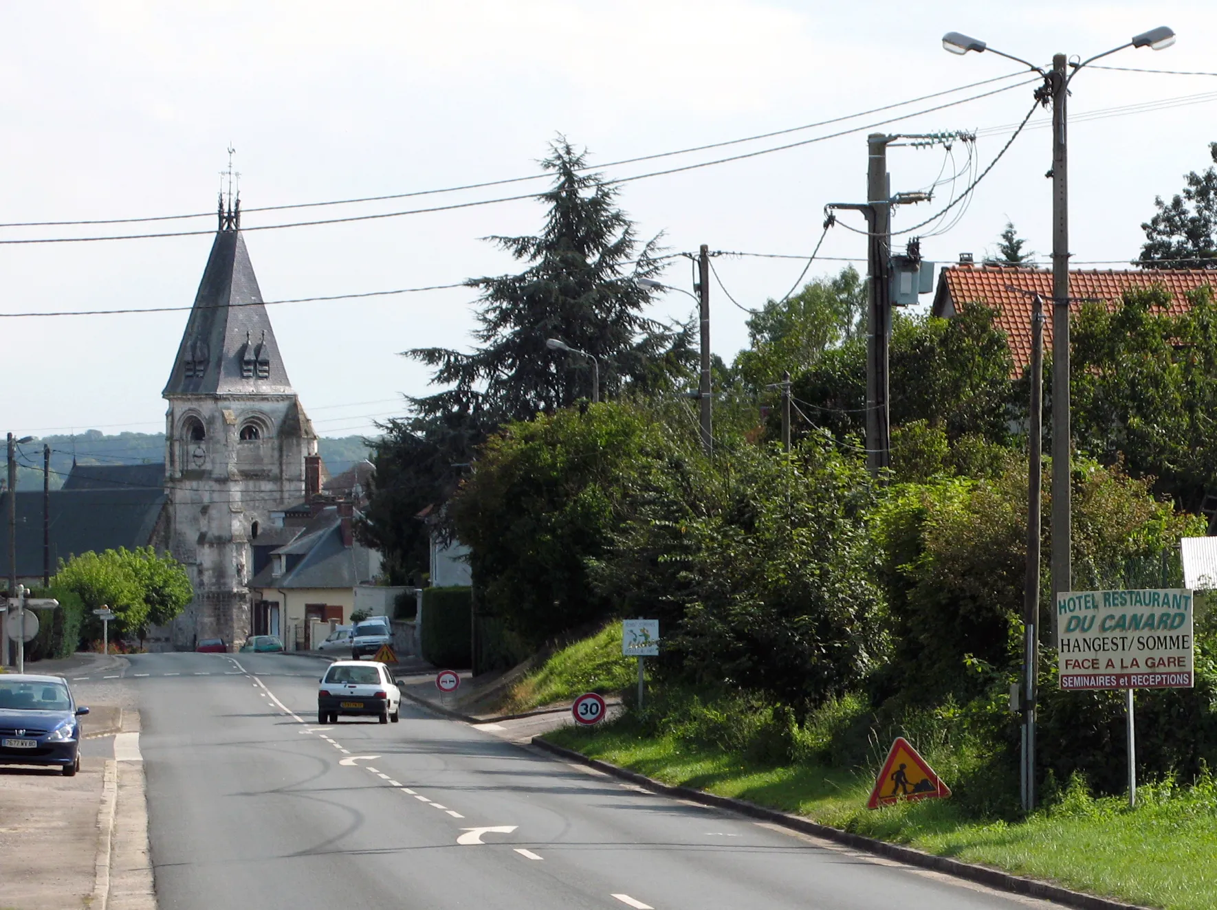 Photo showing: Hangest-sur-Somme (Somme, France) -
L'entrée dans la commune, par l'Ouest, se fait par une route en pente.
.