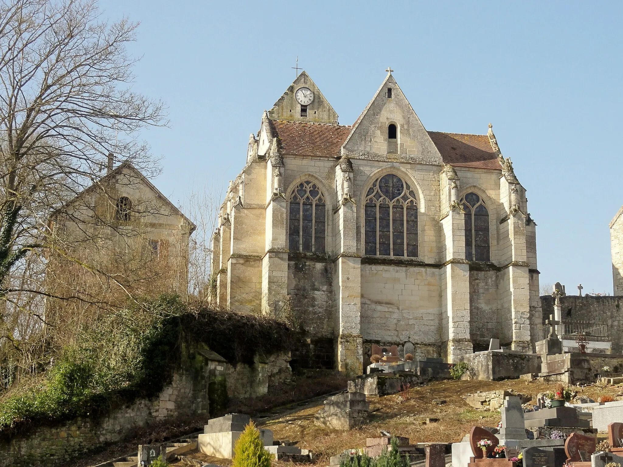 Photo showing: Ancien presbytère et chevet de l'église.