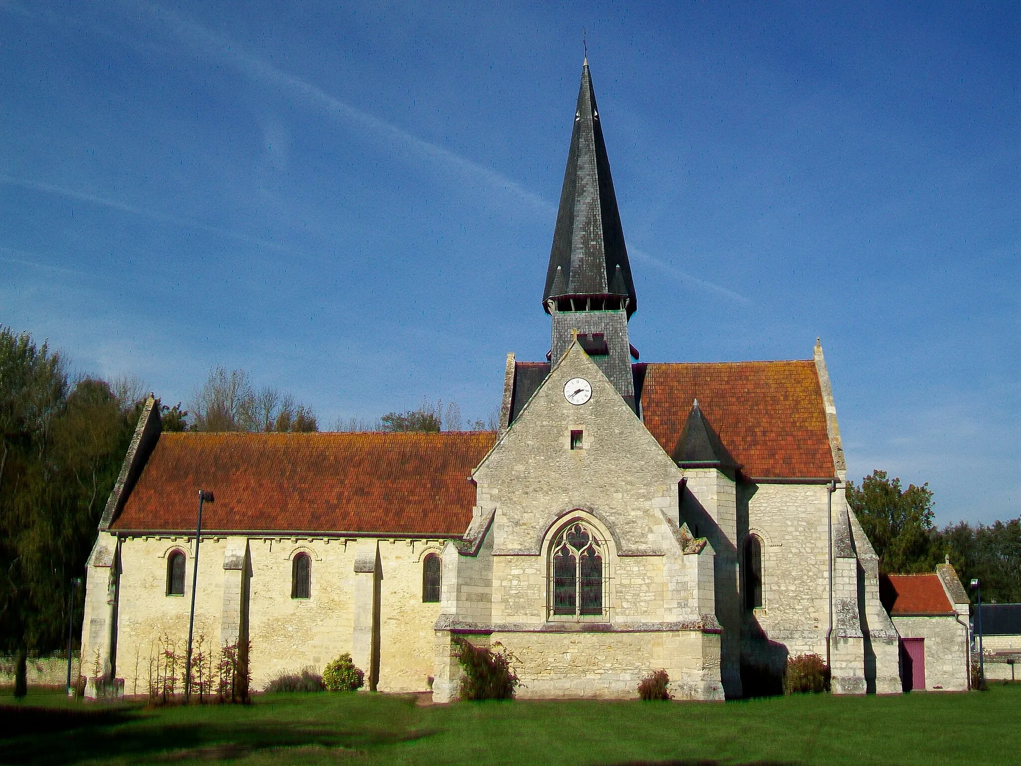 Photo showing: Vue sur l'église depuis le sud.