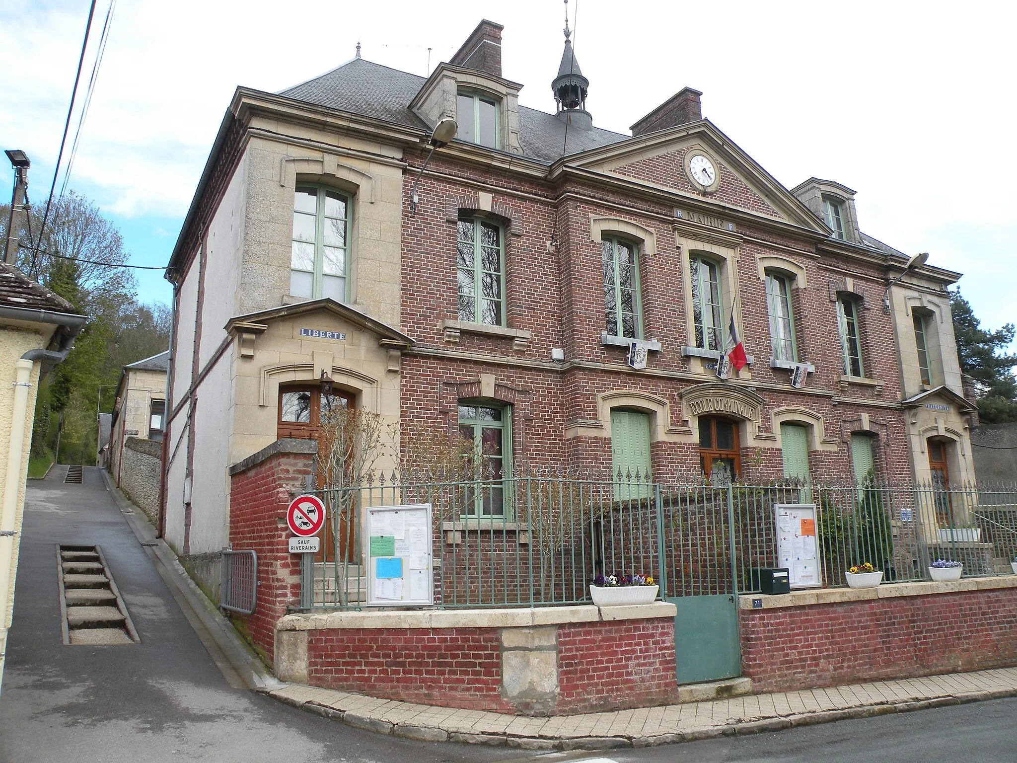 Photo showing: mairie de Ponchon