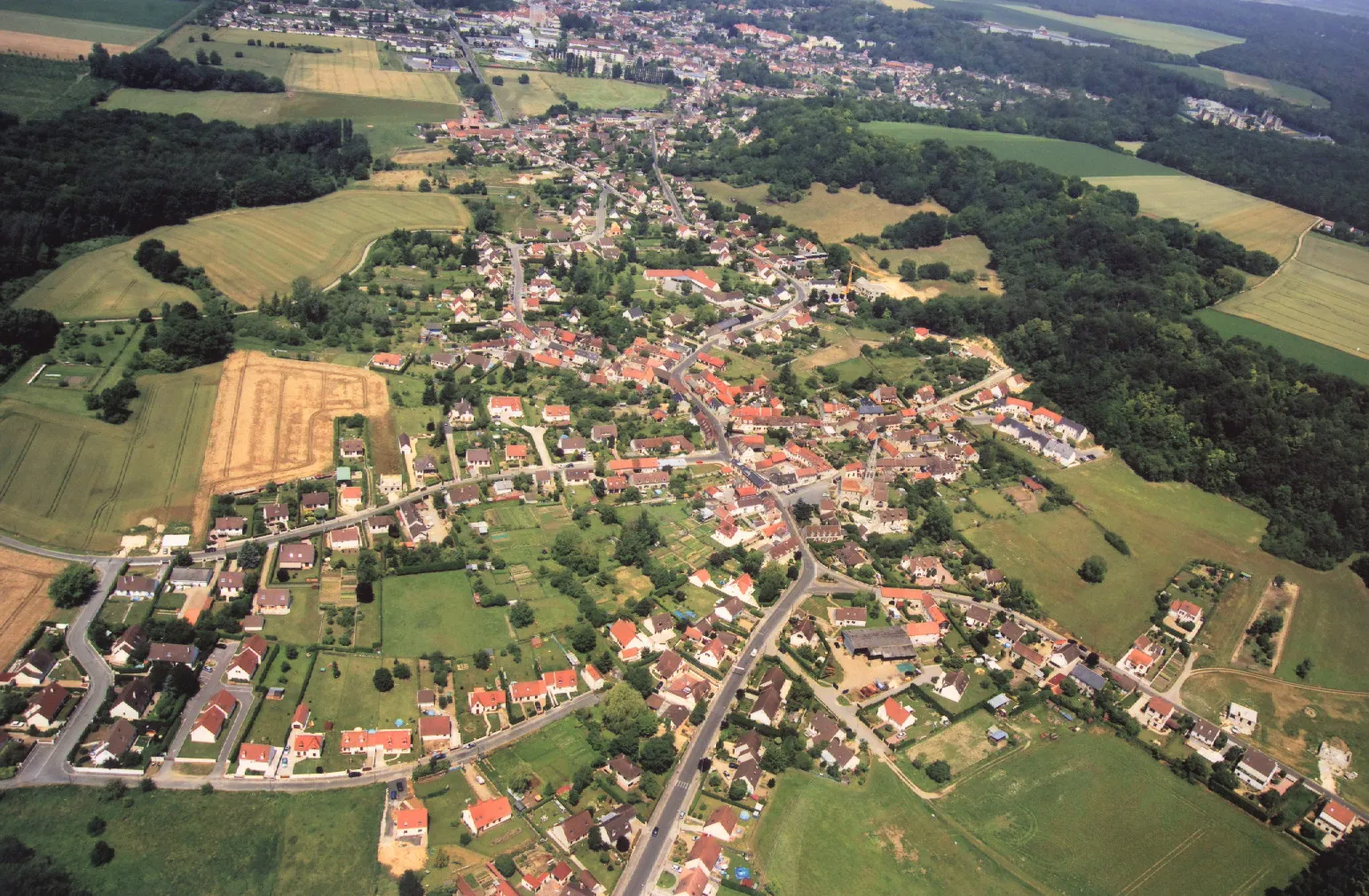 Photo showing: Vue d'avion de Mogneville, Canton 	Canton de Liancourt, Arrondissement de Clermont, Département de Oise, Picardie, France