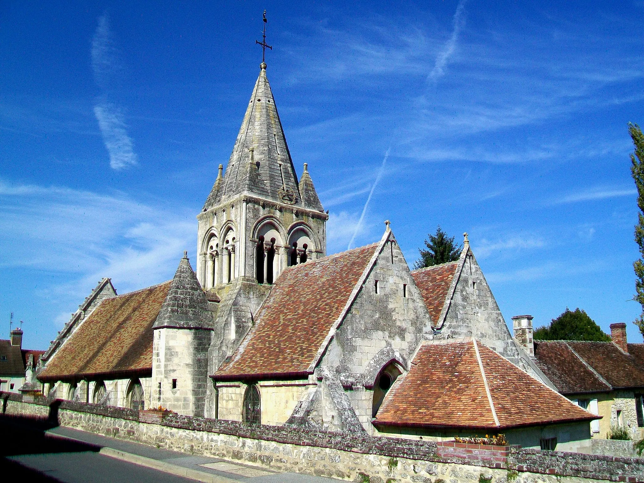 Photo showing: L'église Saint-Denis, Saint-Jean-Baptiste depuis l'est.