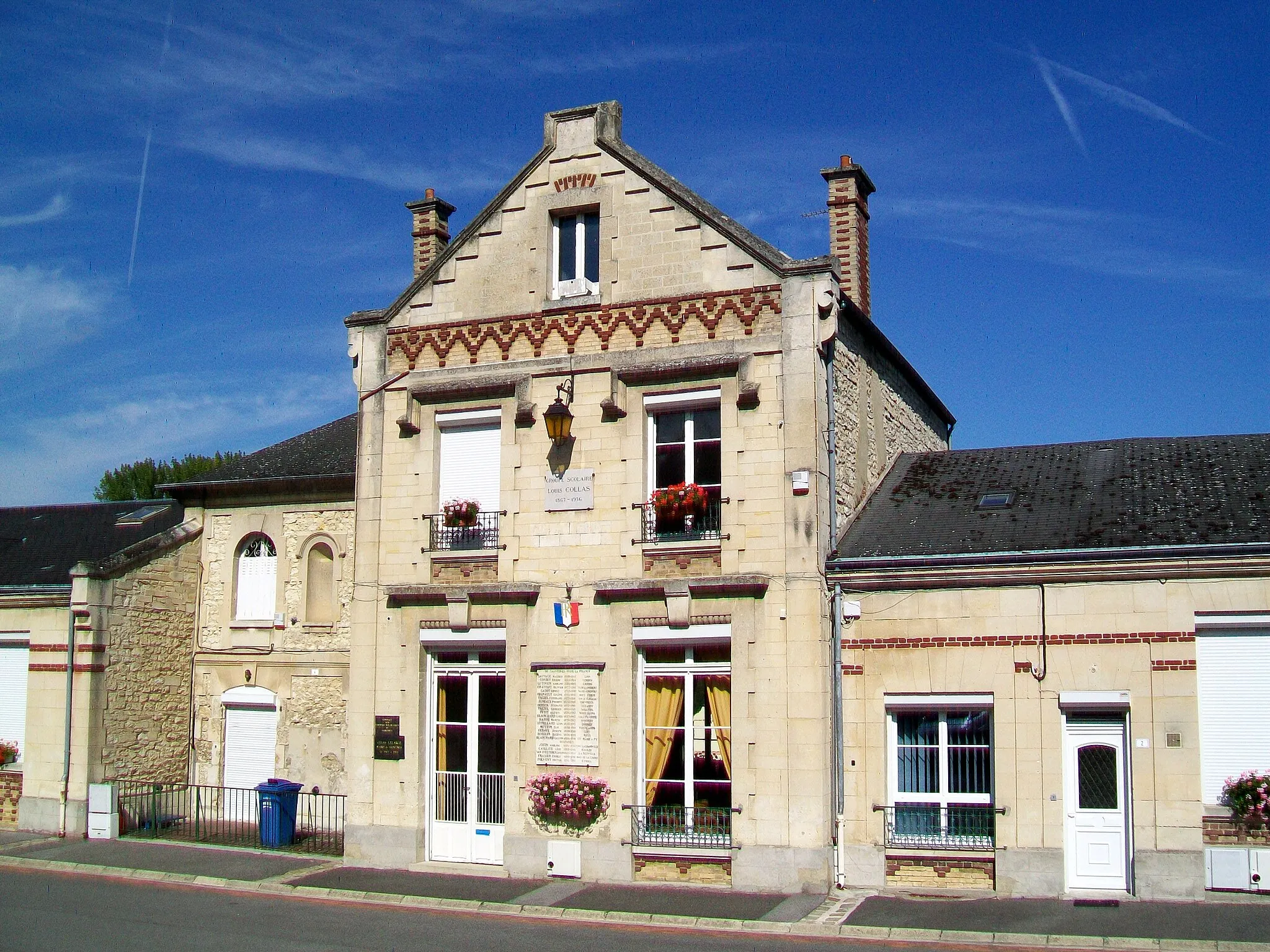 Photo showing: La mairie de Saintines, place Foch.