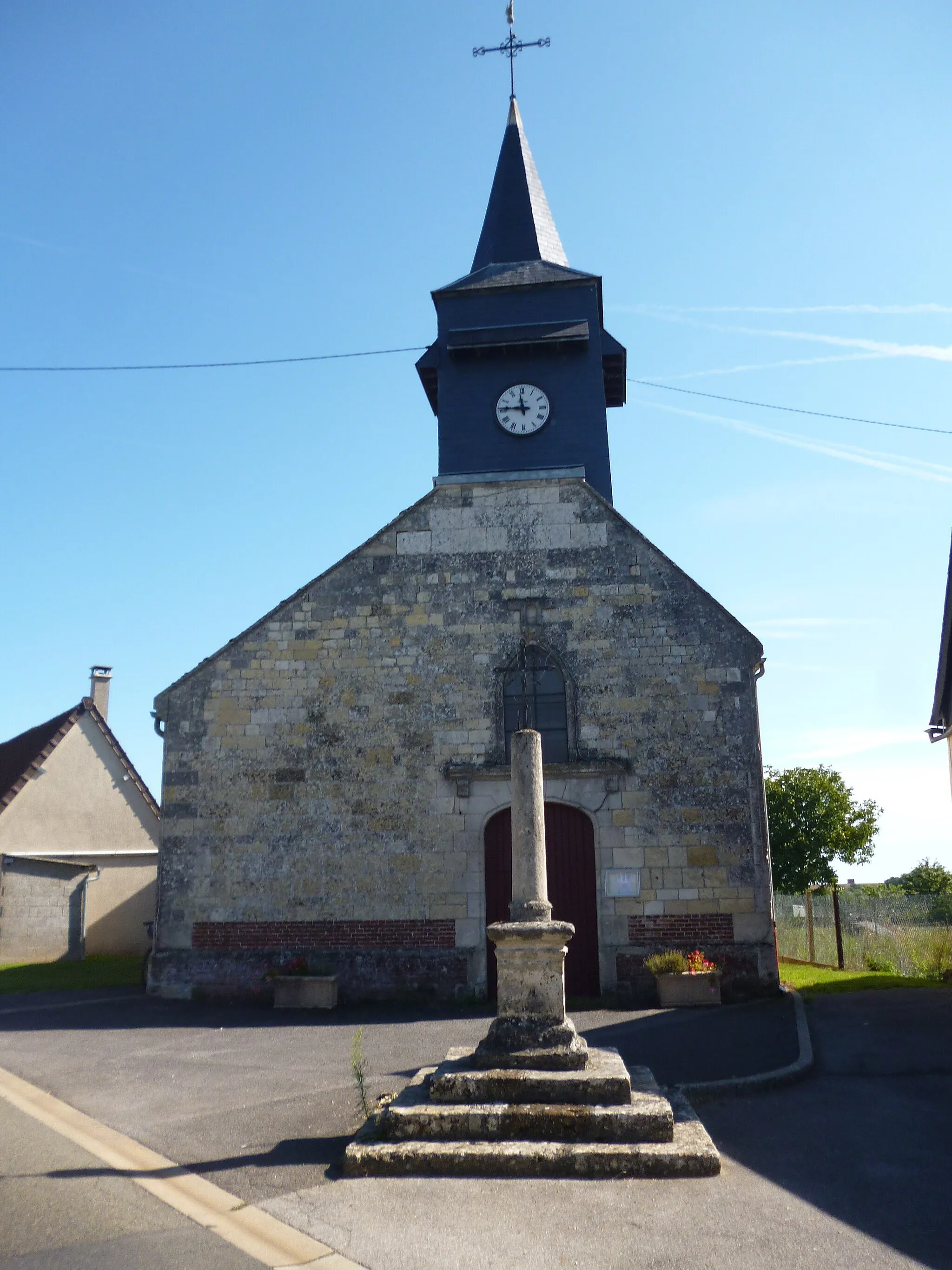 Photo showing: Calvaire et église Saint-Pierre de Crèvecœur-le-Petit (Oise).