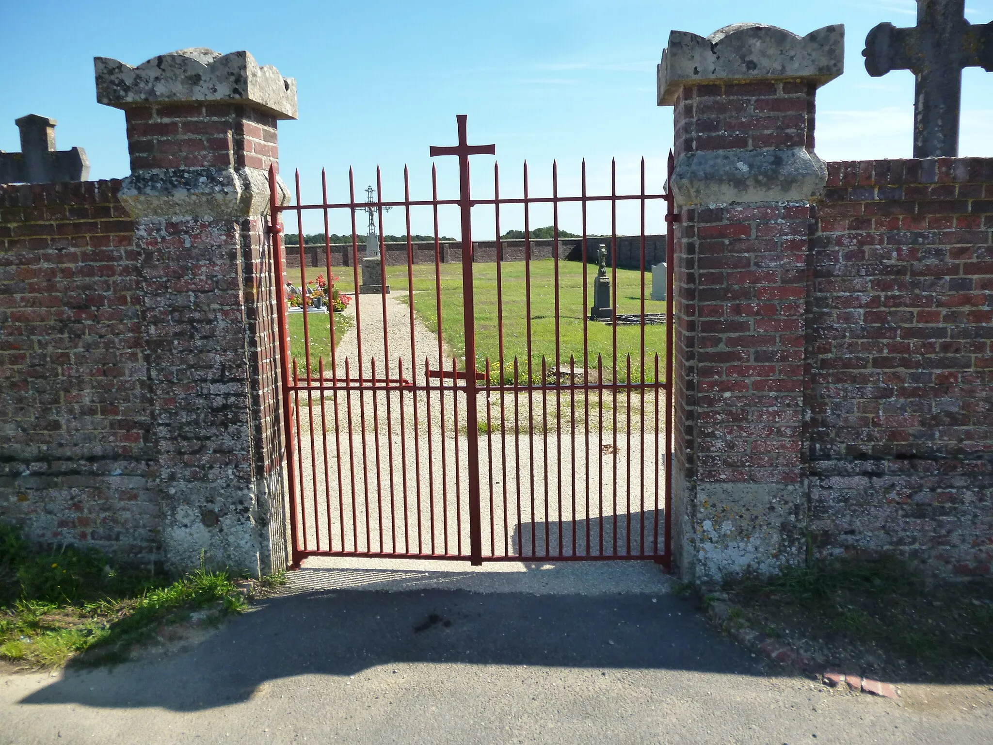 Photo showing: Entrée du cimetière de Crèvecœur-le-Petit (Oise).