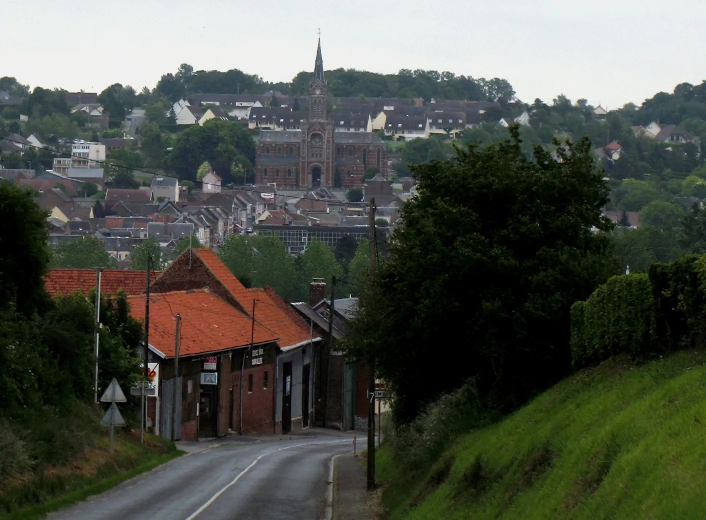 Photo showing: Ailly-sur-Noye (Somme, France) - Panorama depuis la descente vers Jumel (route départementale D7).
On remarque :

l'église, juste dans l'axe de la route départementale (en venant d'Amiens).