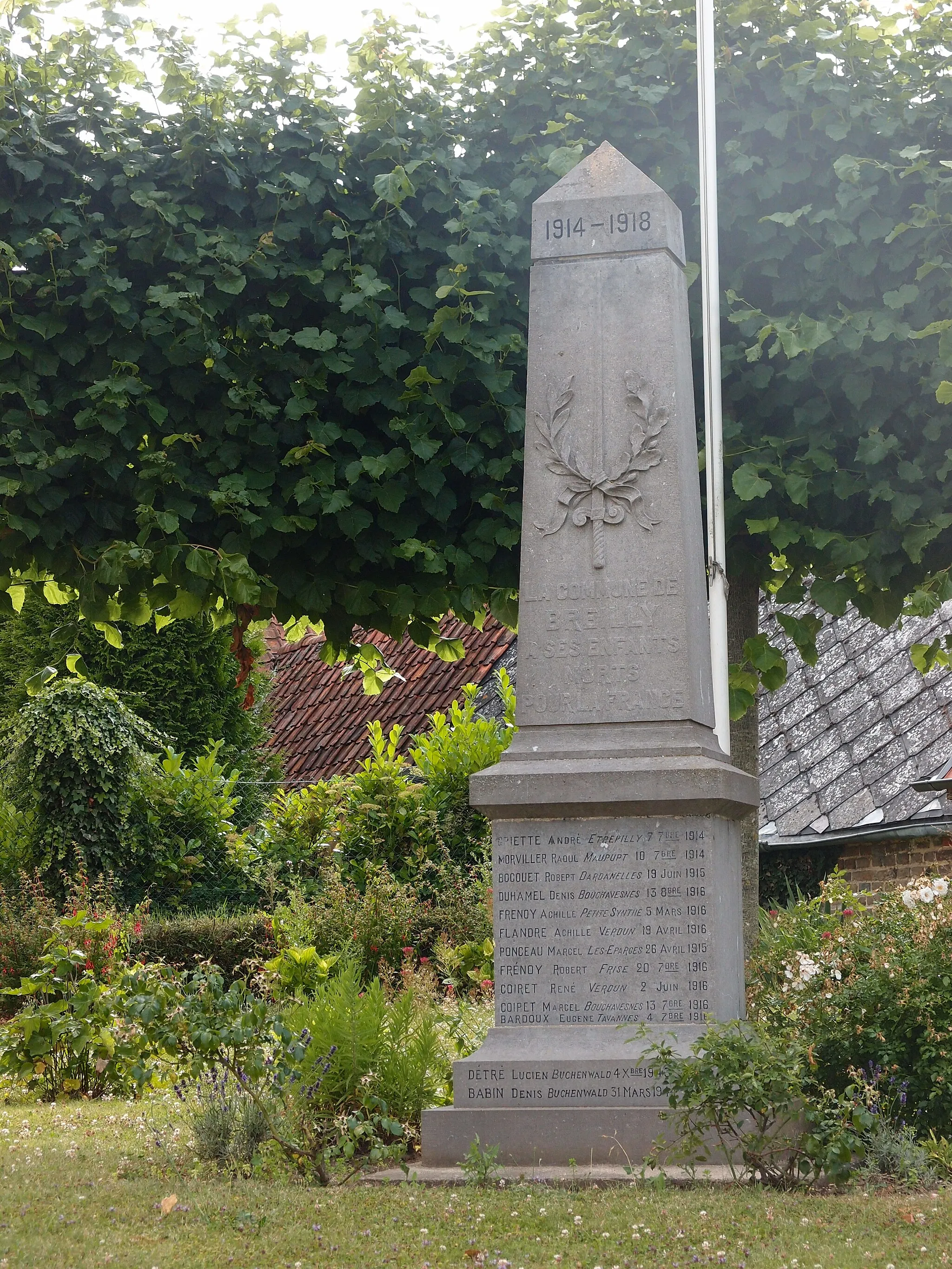 Photo showing: Monument morts en face de l'église de Breilly