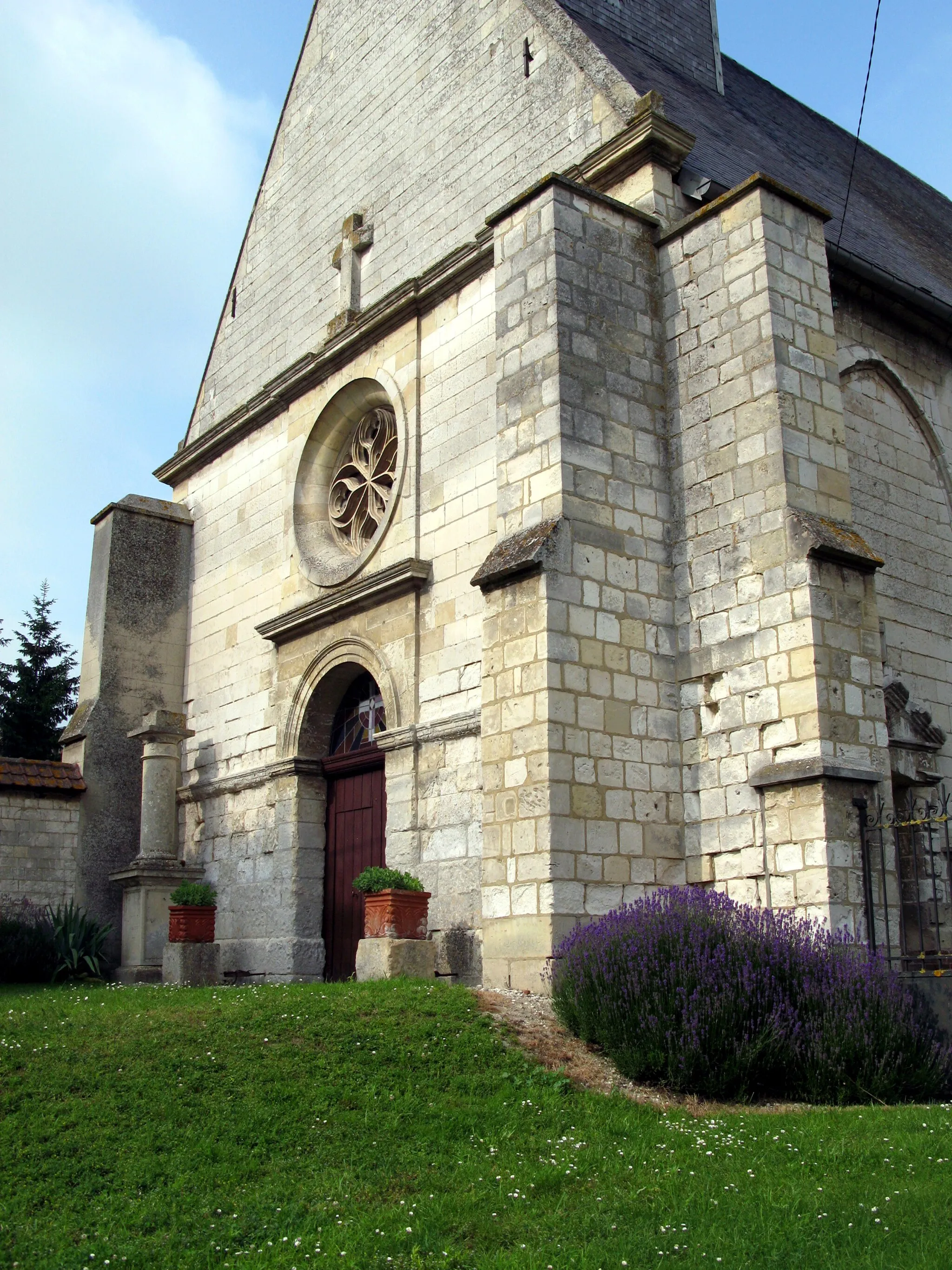 Photo showing: Namps-Maisnil (Somme, France) -
L'église de Taisnil (Louis Leclercq créateur du village composant désormais, avec d'autres, la commune de Namps-Maisnil) est en léger surplomb par rapport à la rue.
.