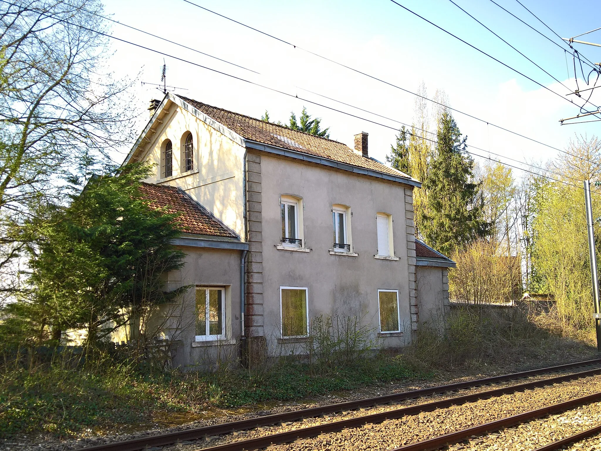 Photo showing: Ligne de Saint-Roch à Darnétal-bifurcation : l'ancien bâtiment voyageurs de la gare de Bacouel-sur-Selle.