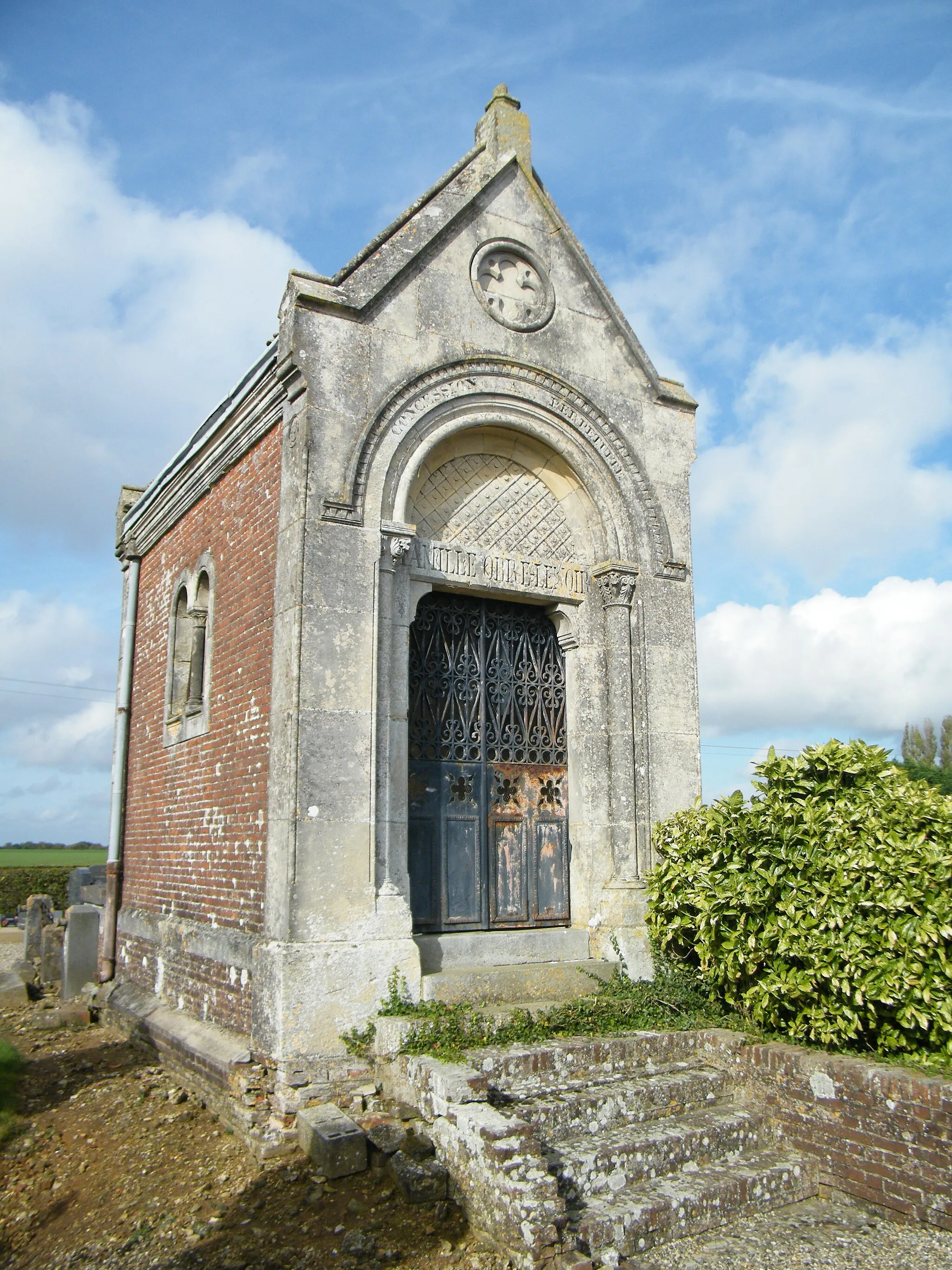 Photo showing: Chapelle dans le cimetière.