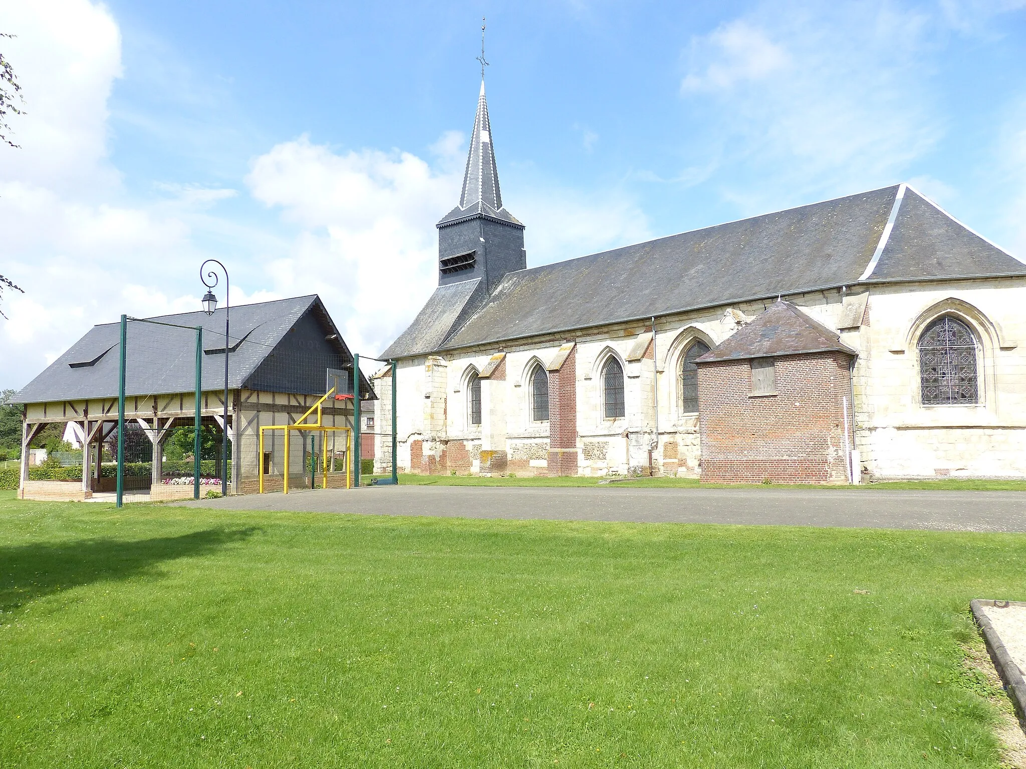 Photo showing: Eglise et pressoir de Beaudéduit