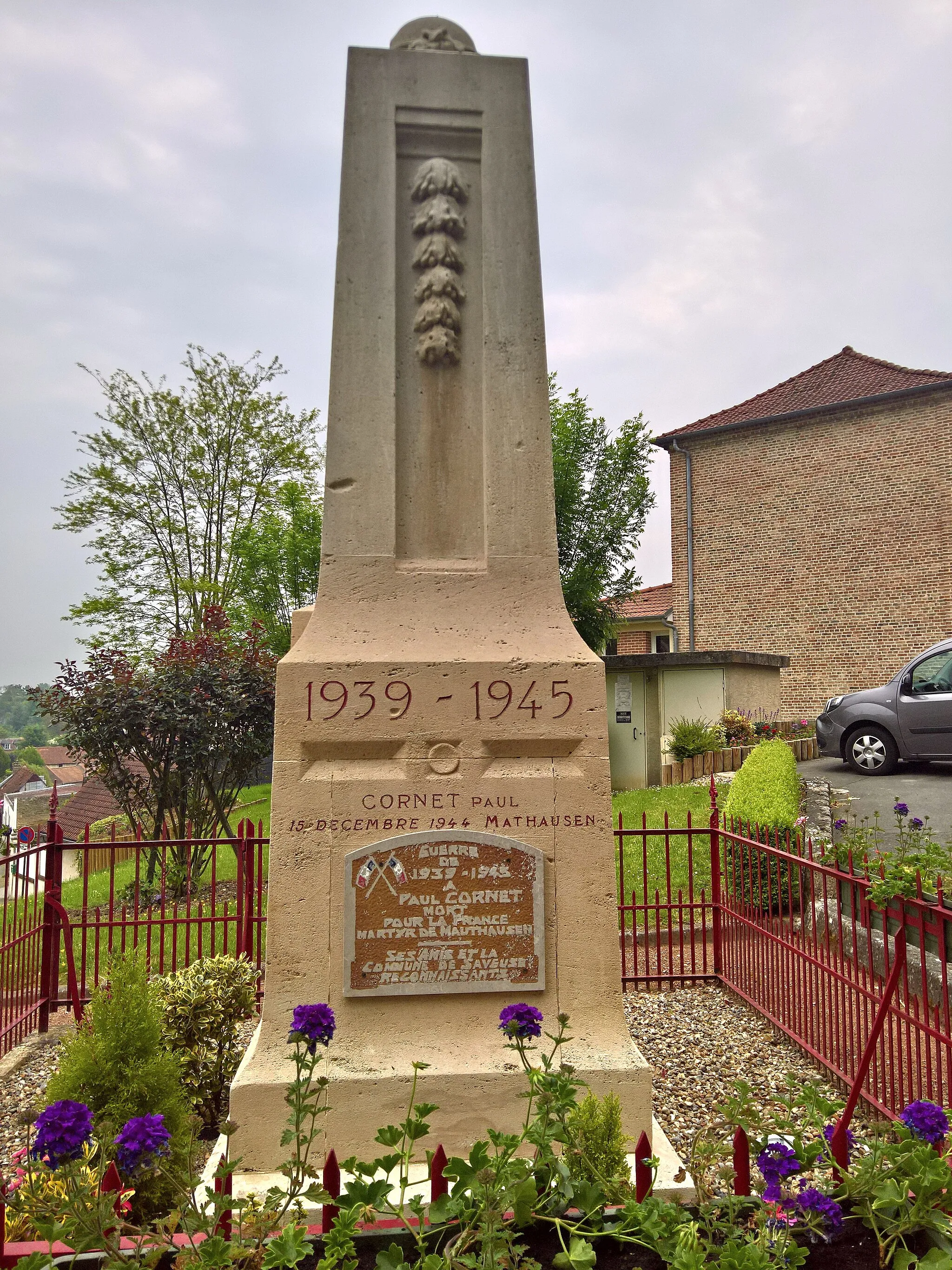Photo showing: Saveuse : Côté du Monument aux morts