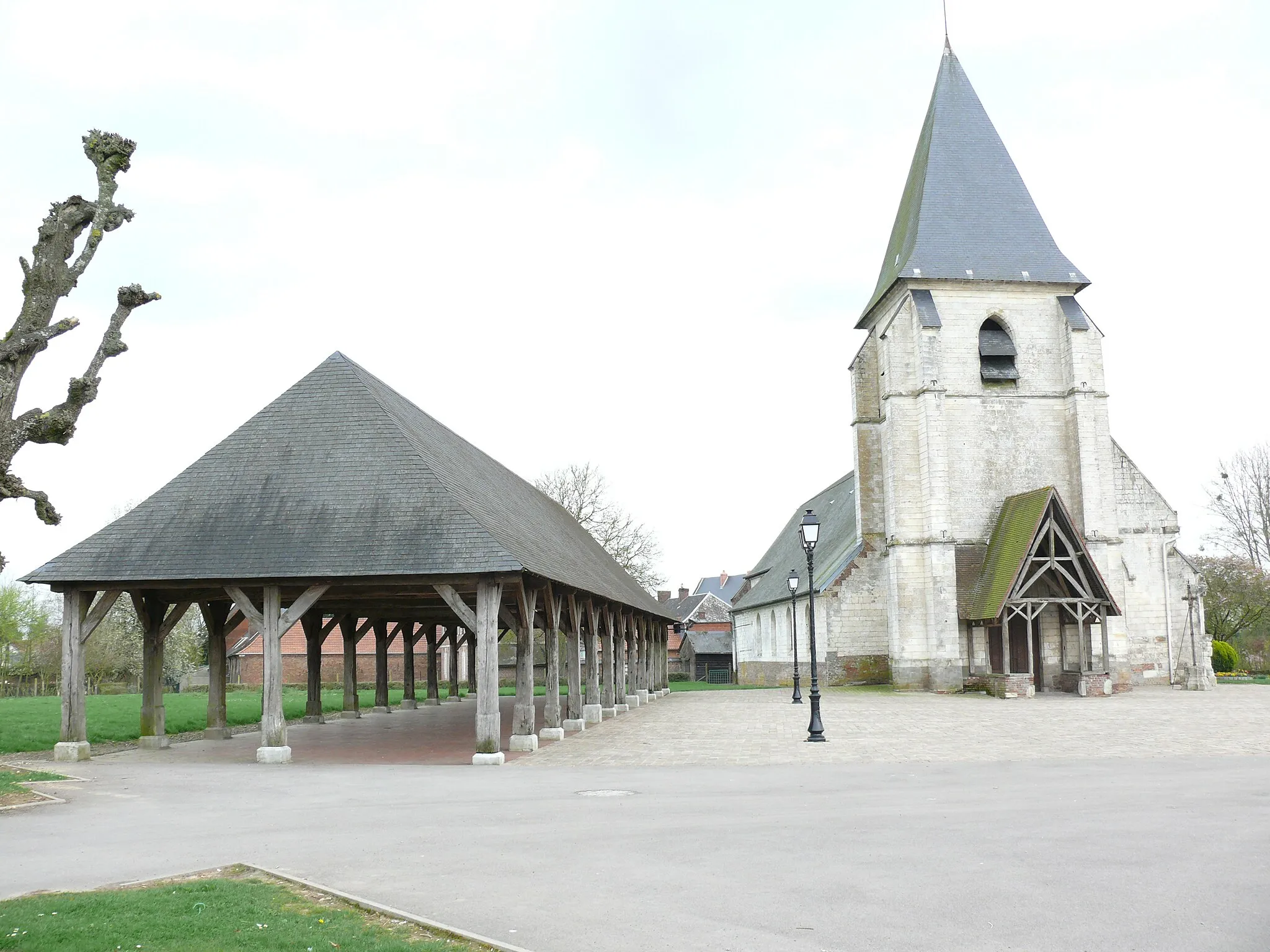 Photo showing: Église et halle d'Hornoy-le-Bourg.