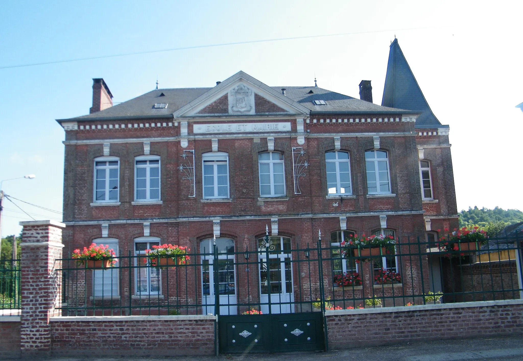 Photo showing: Le Quesne, Somme, France, mairie-école.