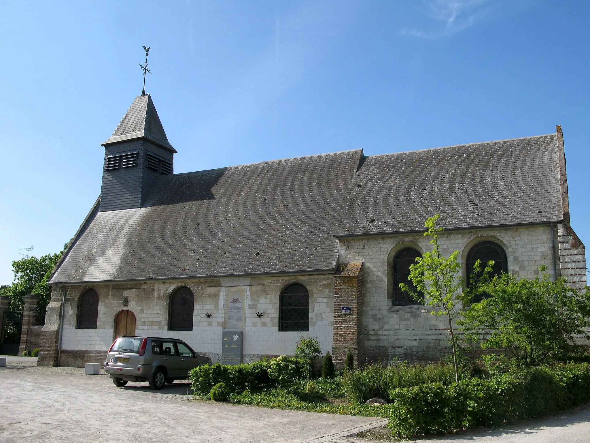 Photo showing: Vaux-en-Amiénois (Somme, France) -
L'église.

Sur la façade Sud de l'édifice est fixée une plaque mentionnant les « Morts pour la France ».