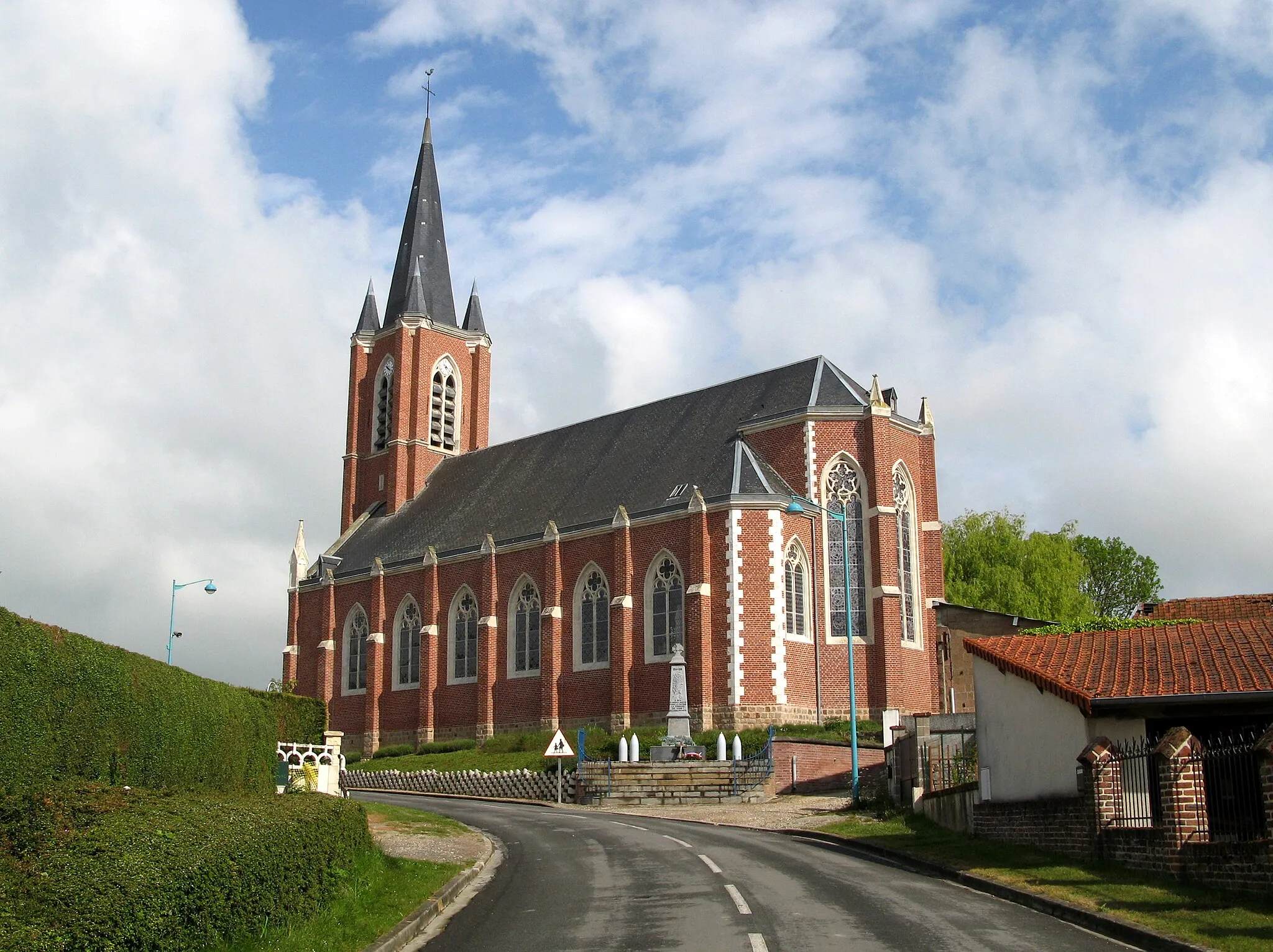 Photo showing: Coisy (Somme, France) -
L'église.

On remarque le monument aux morts, juste dans l'axe de la rue.