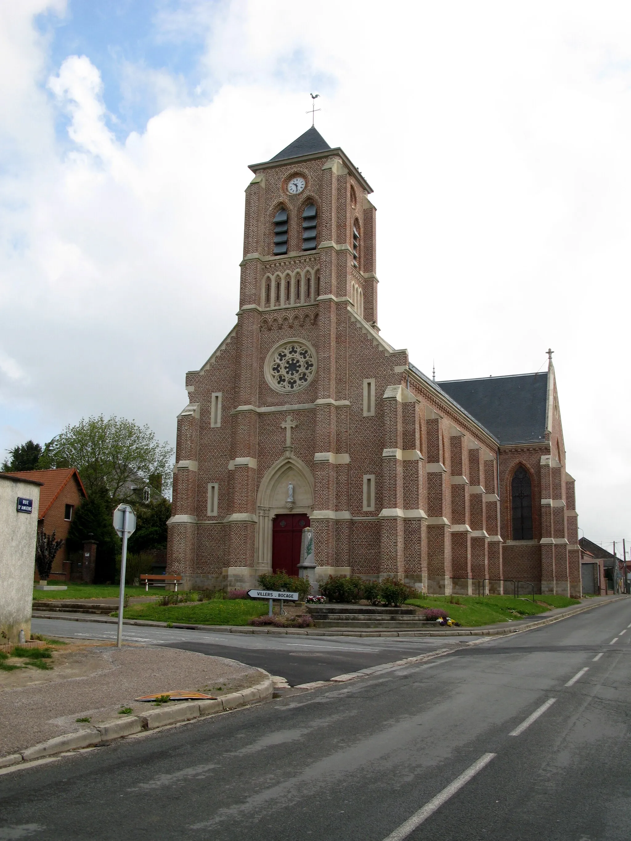Photo showing: Rainneville (Somme, France) -
L'église.

On remarque le monument-aux-morts.