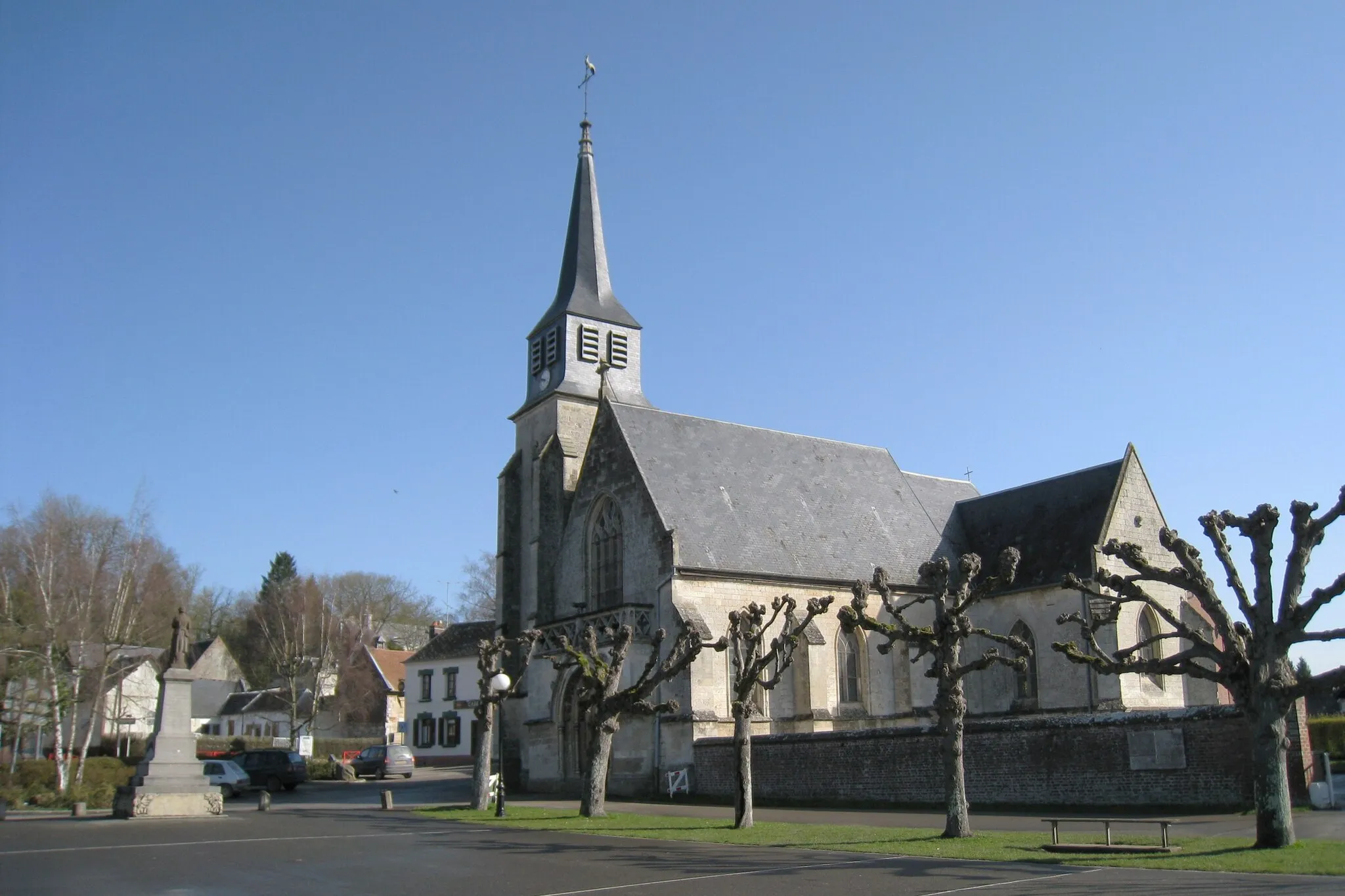 Photo showing: Église Saint-Hilaire et monument aux morts pour la patrie de la commune française de Contay (Somme, France), vus de la place de la mairie.