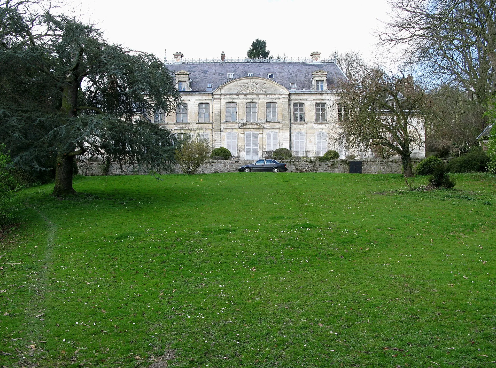 Photo showing: Contay (Somme, France) -
Le château, vu de la rue, à travers la grille de la propriété installée entre les murs.