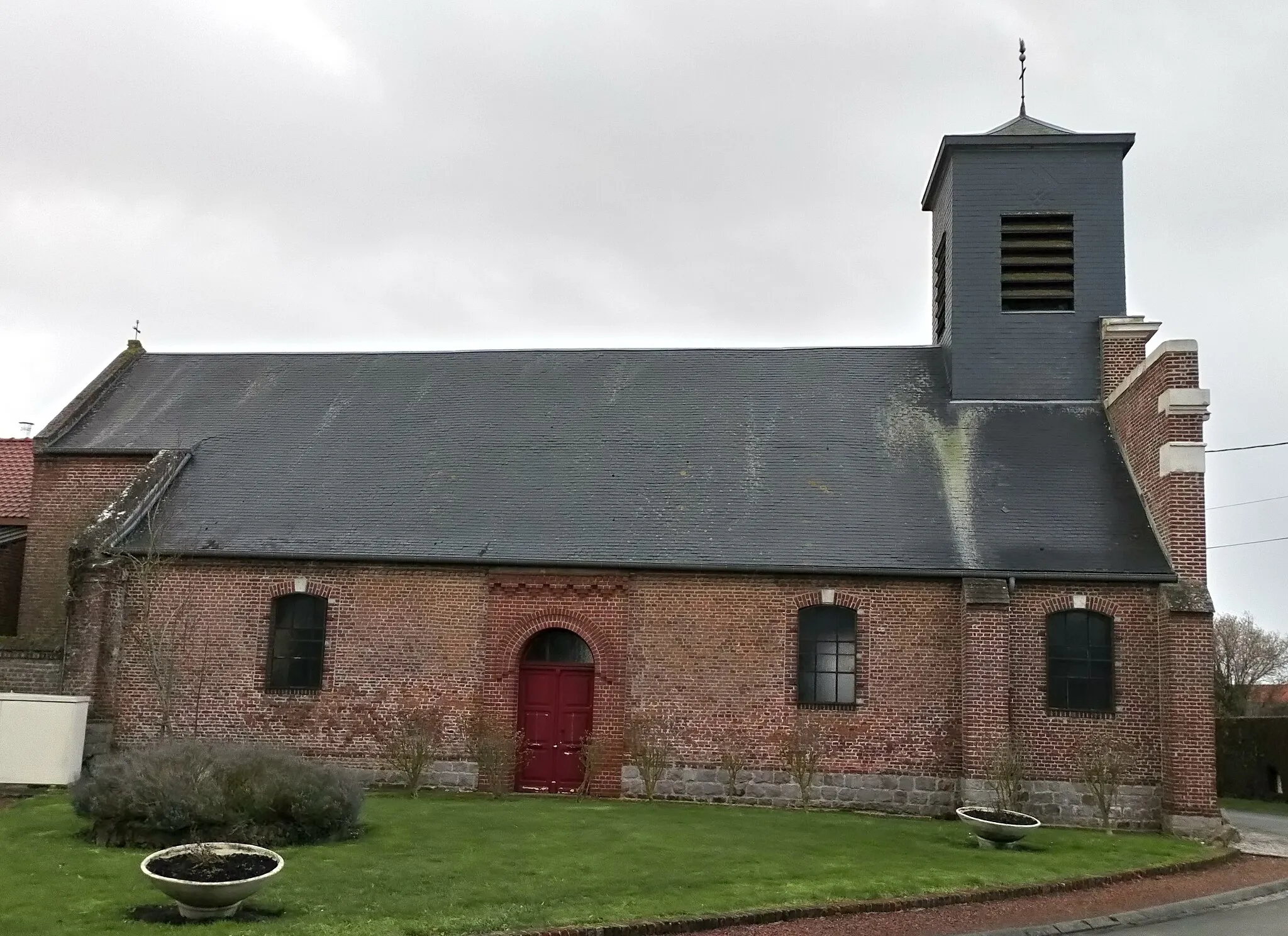 Photo showing: Millencourt (Somme), église Saint-Firmin, flanc nord.