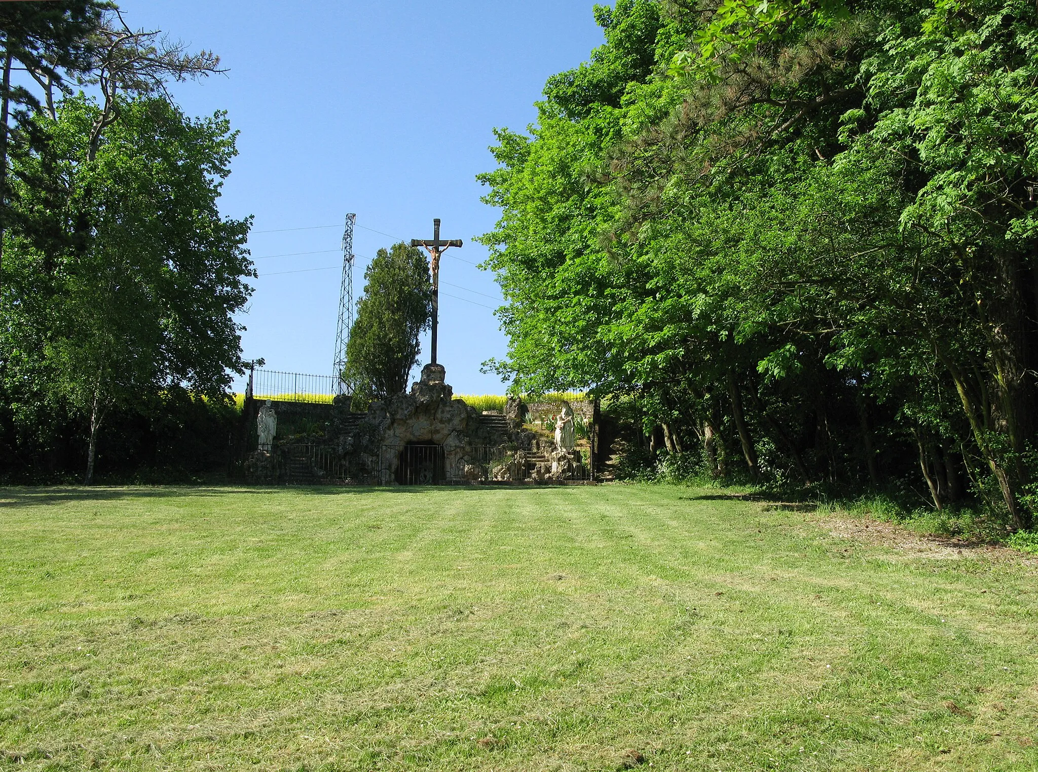 Photo showing: Heilly (Somme, France)
Le terre-plein du Calvaire (accessible par la Rue de la Grande Carrière ou par un sentier étroit et plus difficile).
.