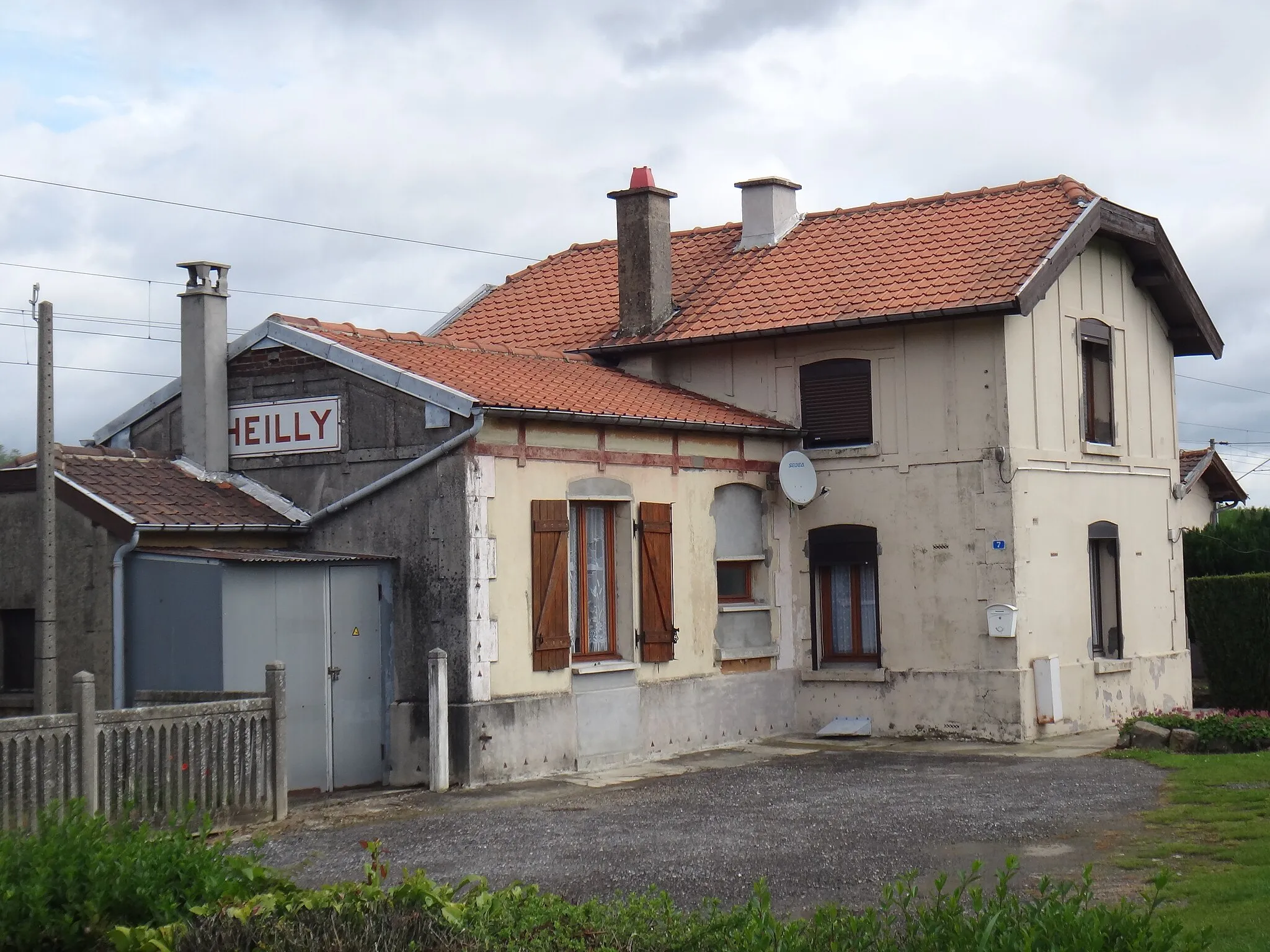 Photo showing: Ancien bâtiment de la gare d'Heilly, Somme, France, en mai 2014.