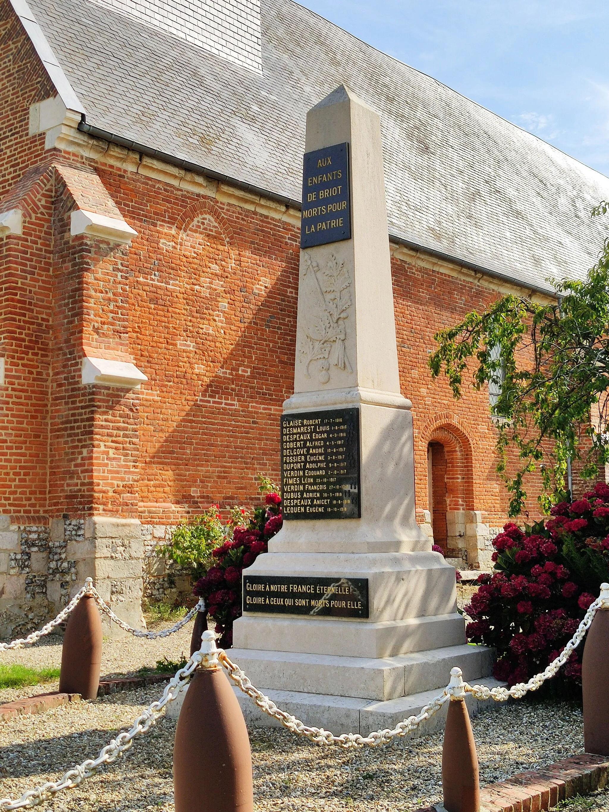 Photo showing: Briot : Monument aux morts