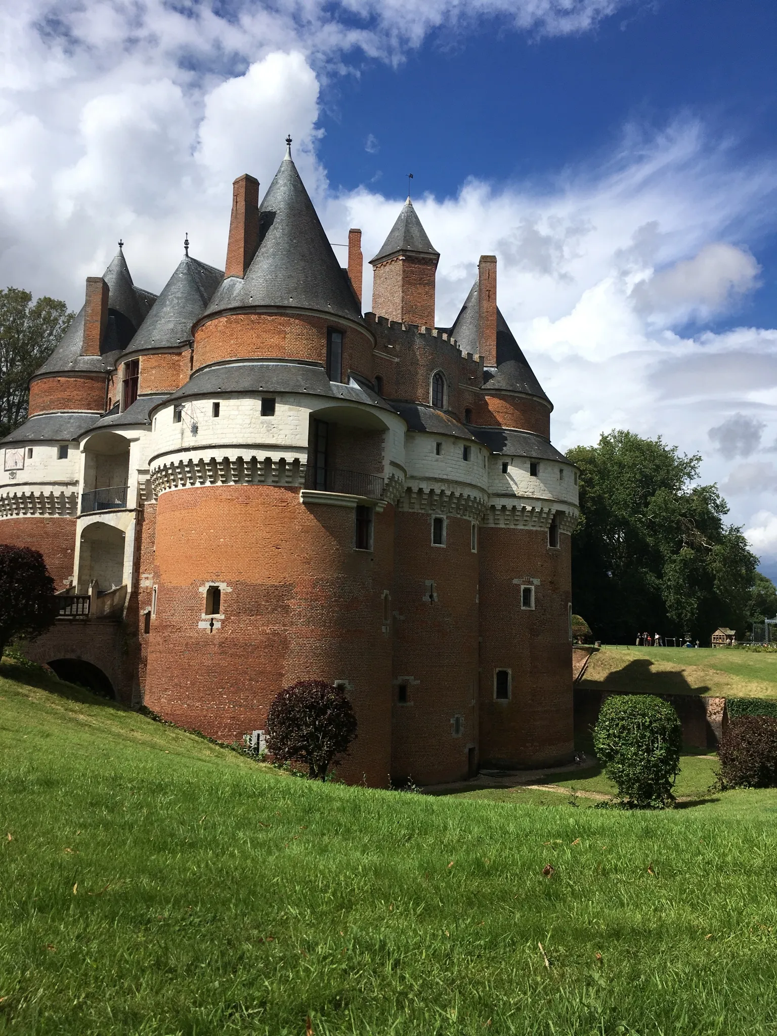 Photo showing: Le château fort de Rambures avait une fonction défensive. Les douves sèches et la rondeur du bâtiment permettaient de protéger la base et les façades du château des boulets de canon. (JAR0000196)