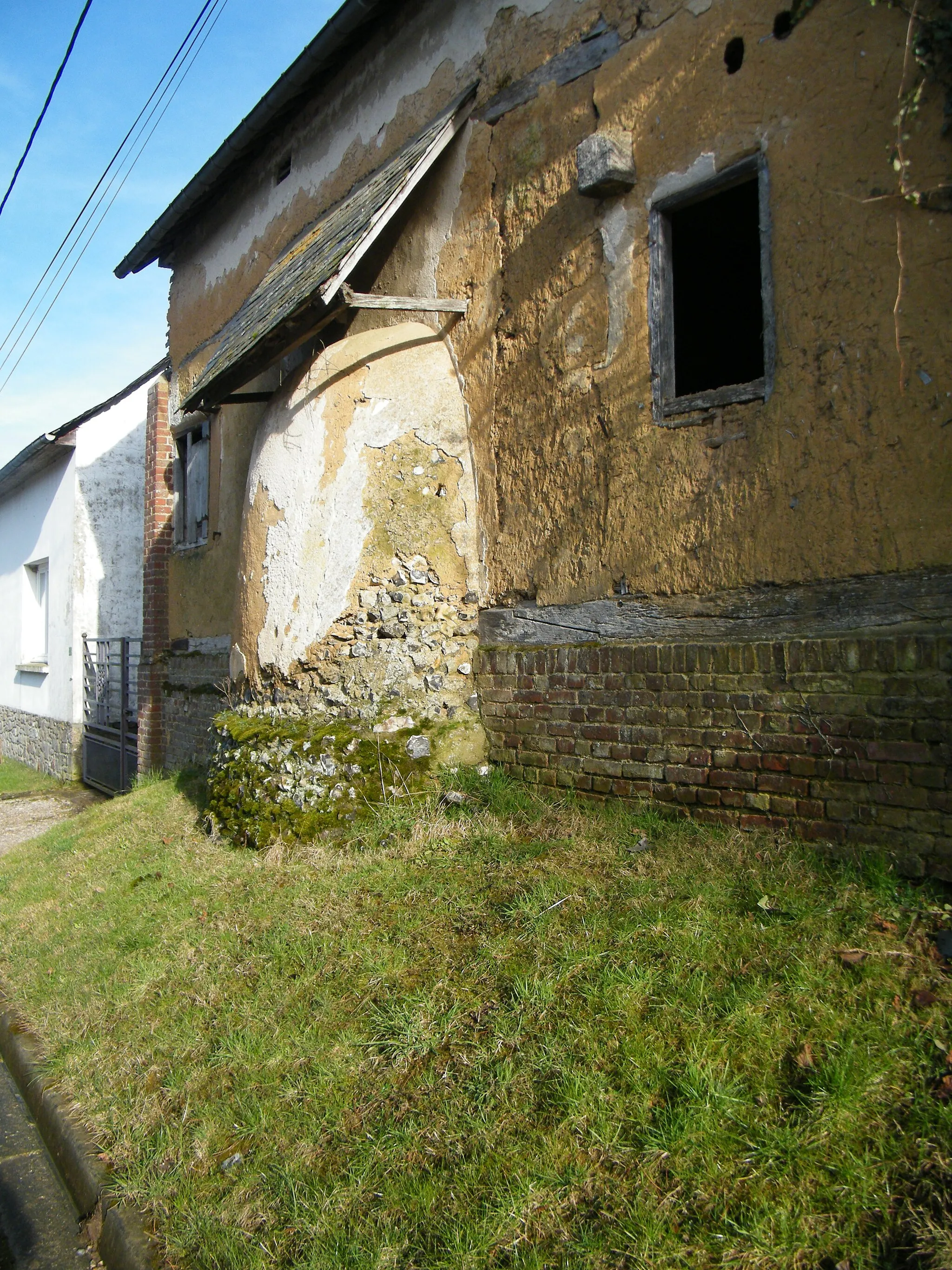 Photo showing: Dromesnil, Somme, Fr, ancien four à pain en silex enduit de torchis, vue extérieure.