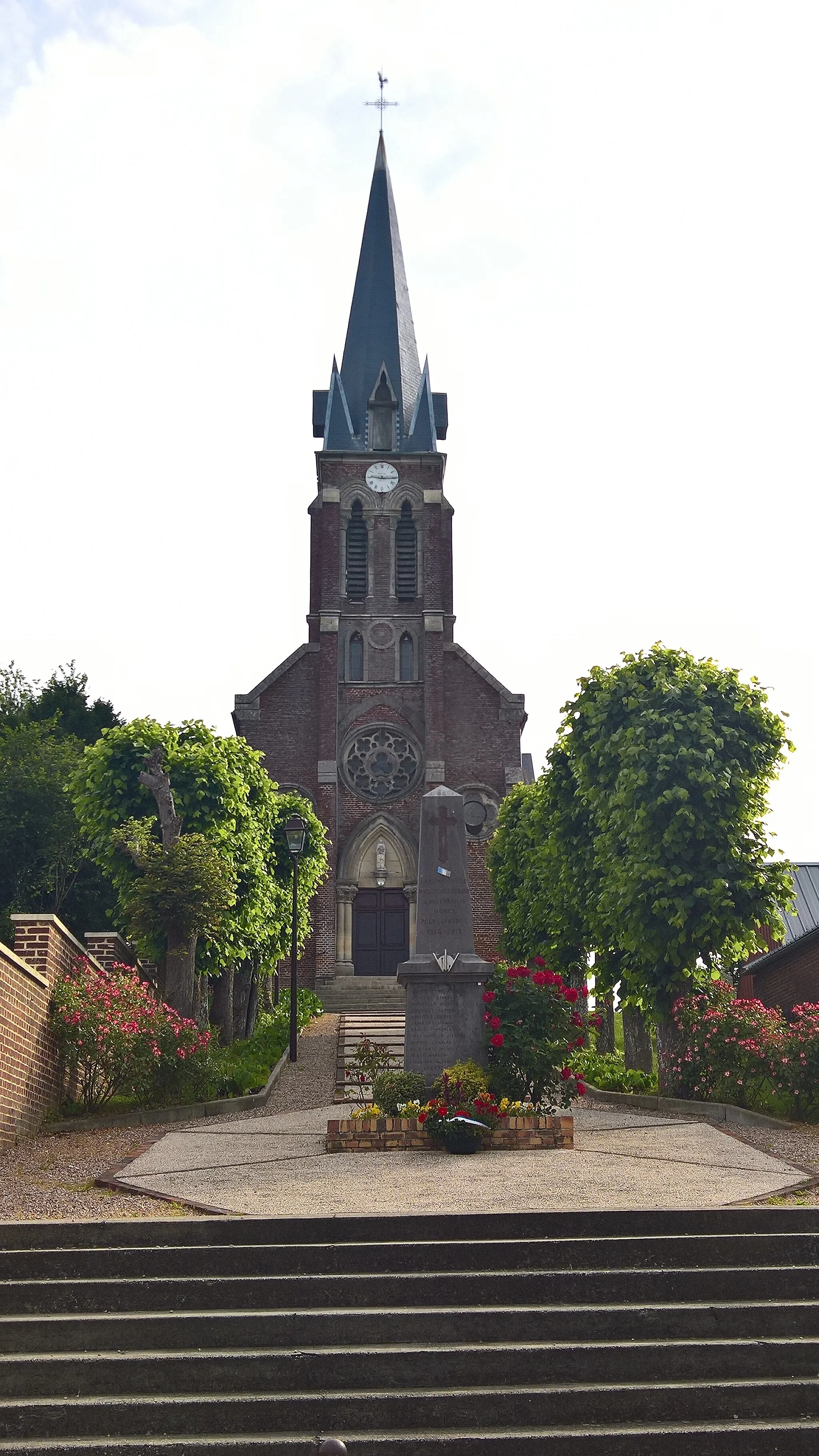 Photo showing: Maisoncelle-Tuilerie : Monument aux morts et église Saint-Claude