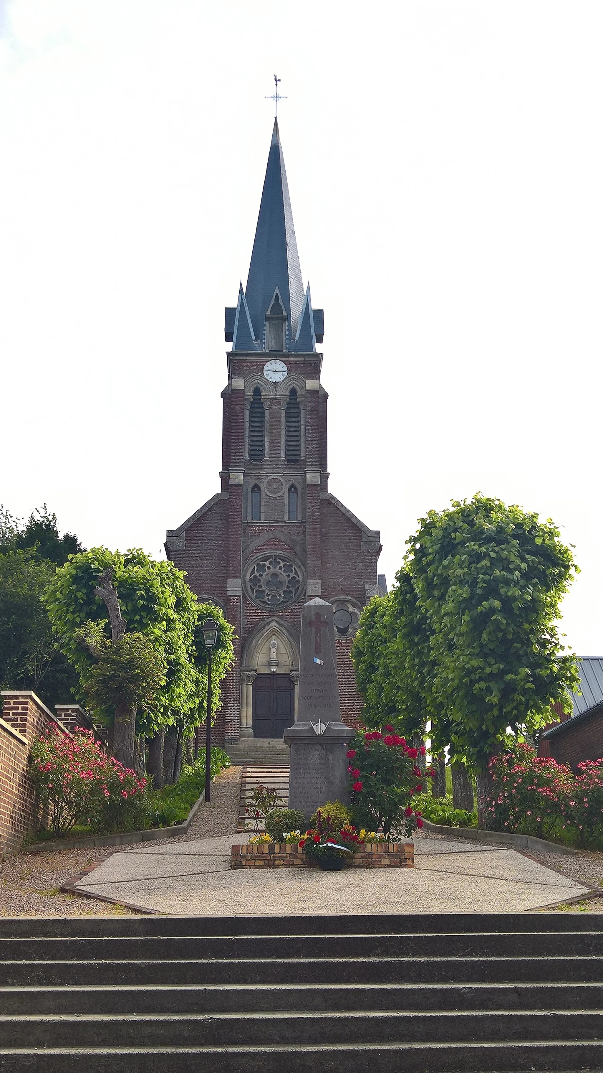 Photo showing: Maisoncelle-Tuilerie : Monument aux morts et église Saint-Claude