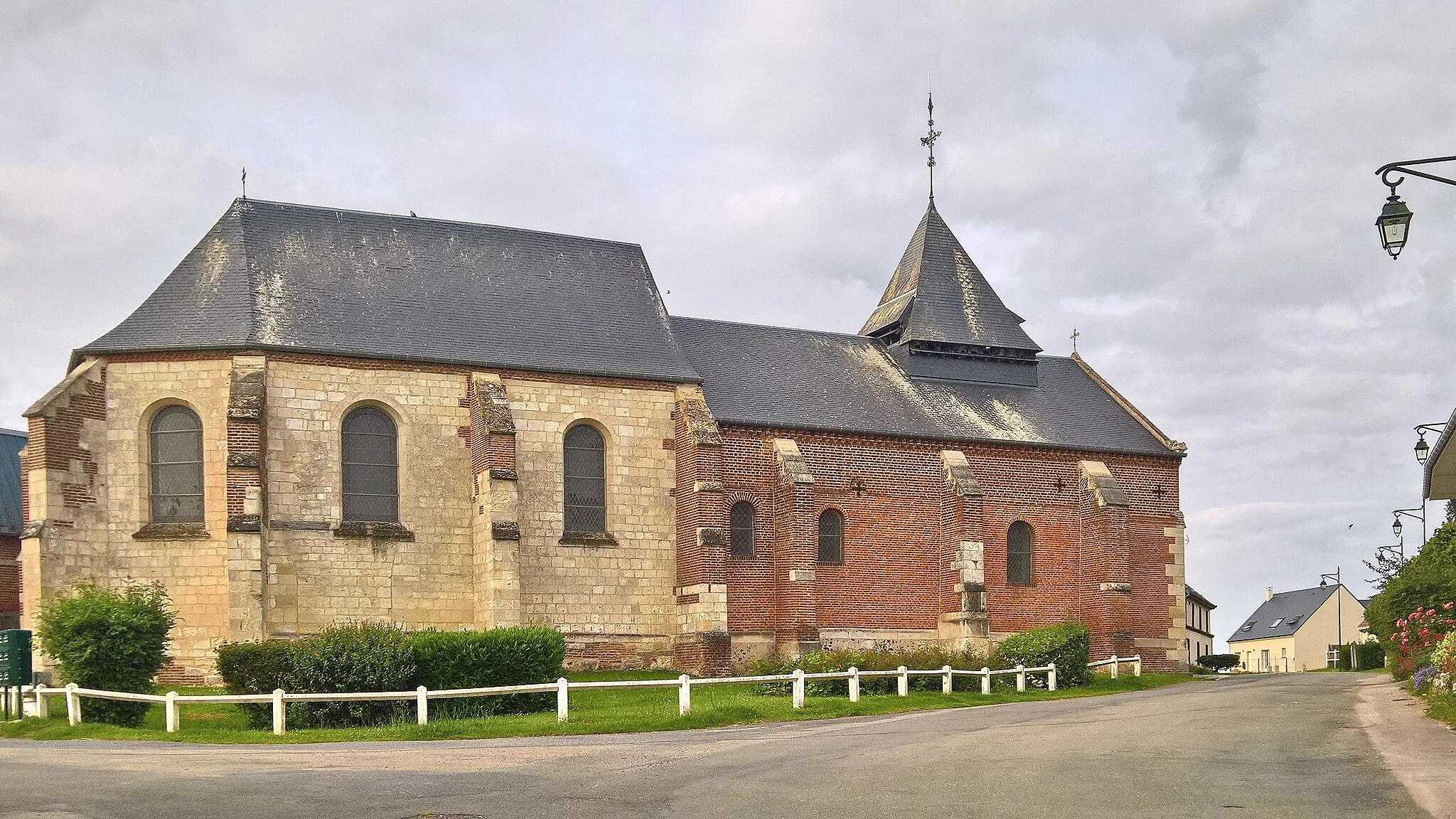 Photo showing: Puits-la-Vallée : l'église Notre-Dame et Saint-Prix