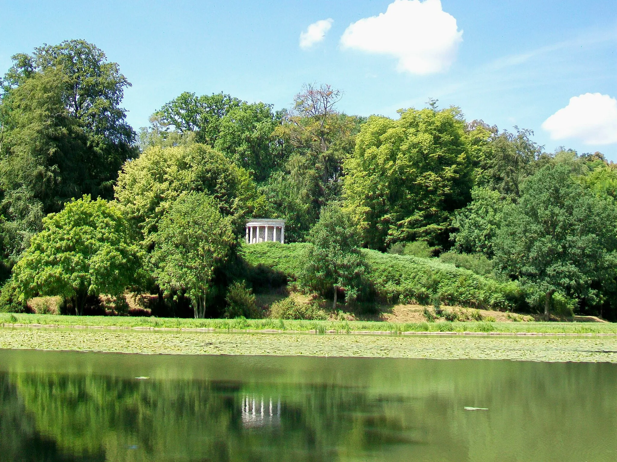 Photo showing: Parc Jean-Jacques Rousseau, Petit étang et Temple de la philosophie moderne.