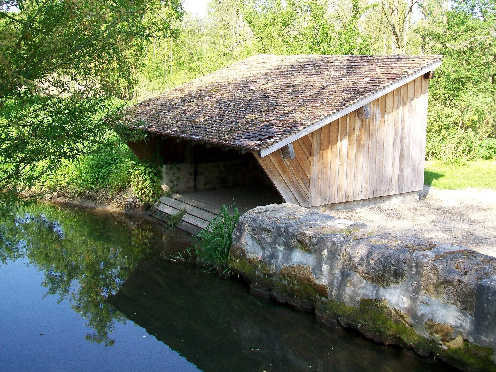 Photo showing: Le lavoir près du pont sur la Nonette au sud de la Grande rue. Près de chacun des trois ponts sur la Nonette à proximité du village, se trouve un lavoir ; l'un d'entre eux appartient cependant à la commune de Montlognon, qui commence par ailleurs à quelques mètres du présent lavoir.