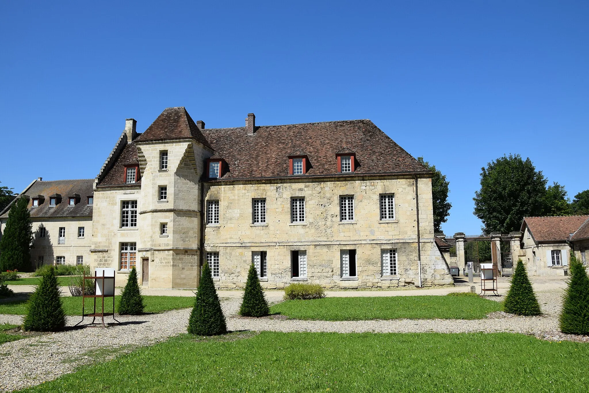 Photo showing: This building is indexed in the base Mérimée, a database of architectural heritage maintained by the French Ministry of Culture, under the reference PA00115938 .