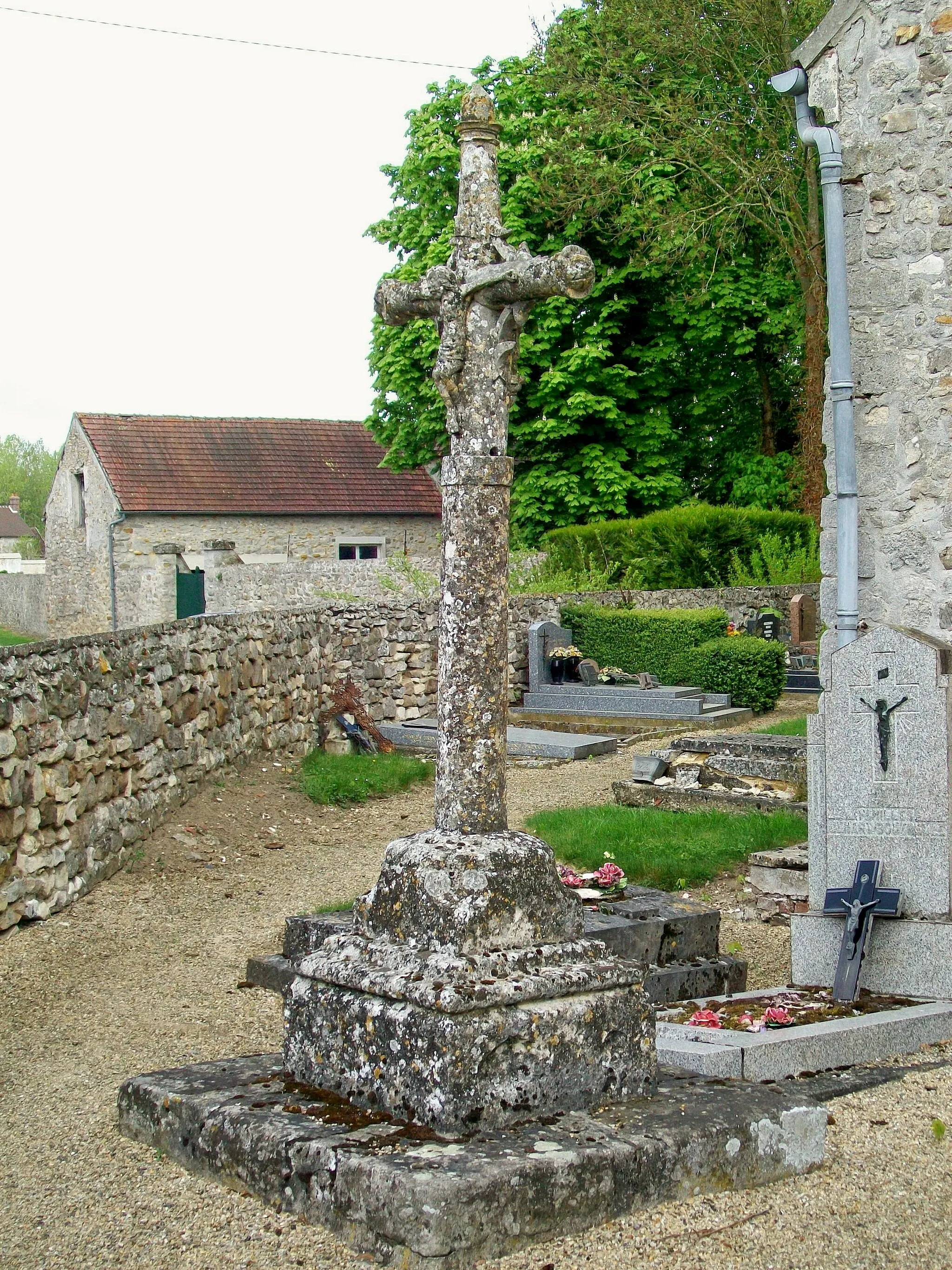 Photo showing: Calvaire du cimetière de Droizelles, hameau de Versigny.