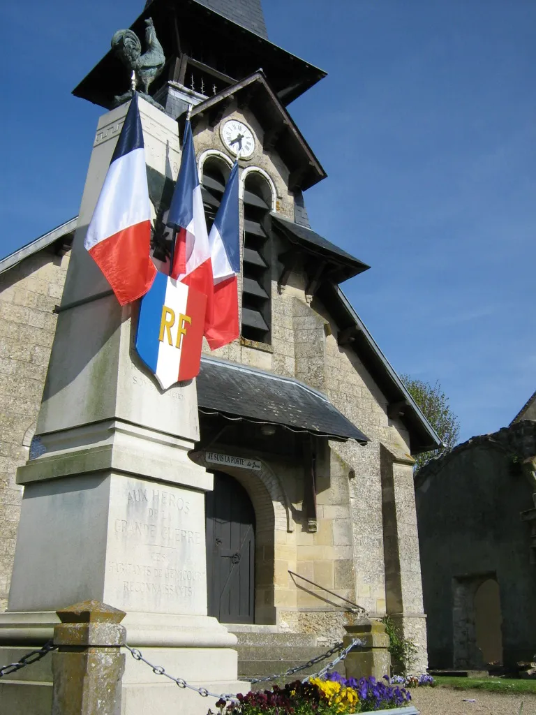 Photo showing: Eglise (construite en 1905) et Monument aux Morts de Génicourt (Val d'Oise).