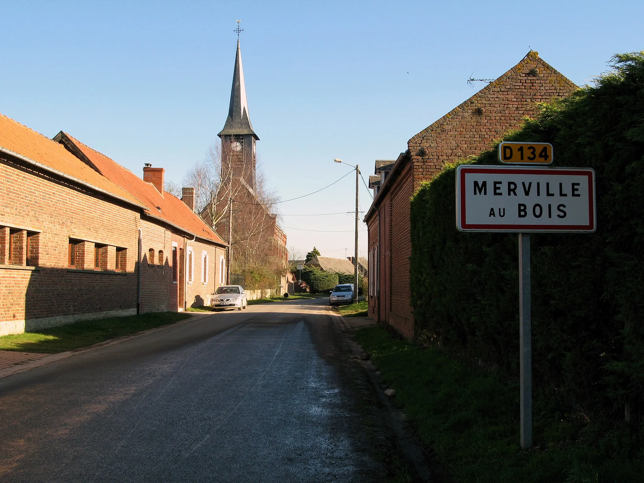 Photo showing: Merville-au-Bois, village intégré administrativement à Ailly-sur-Noye (Somme, France) -
L'église est visible dès le virage à gauche (en face d'un calvaire), depuis le panneau d'entrée dans la localité..
.