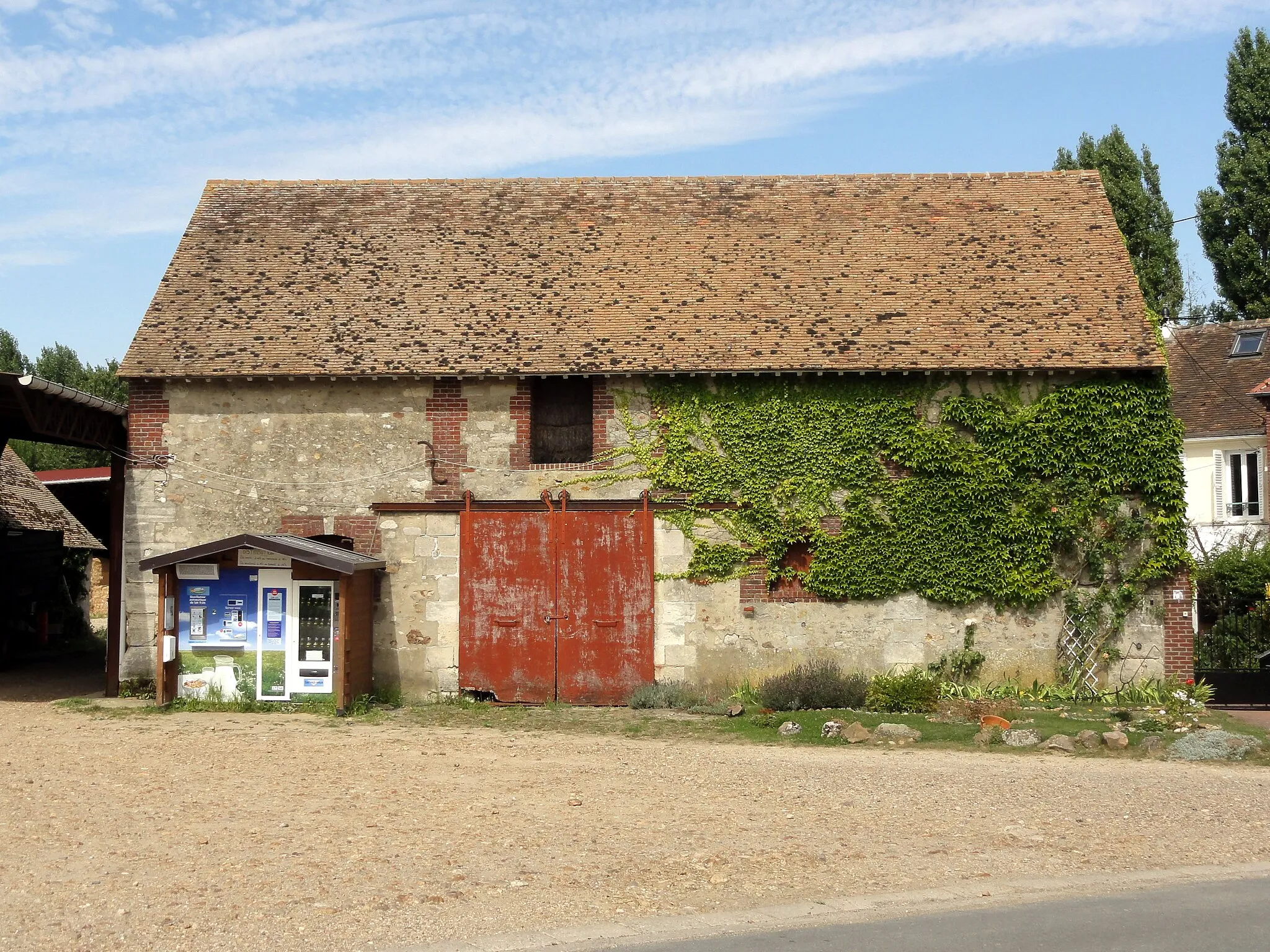 Photo showing: Grange et distributeur automatique de lait de ferme.