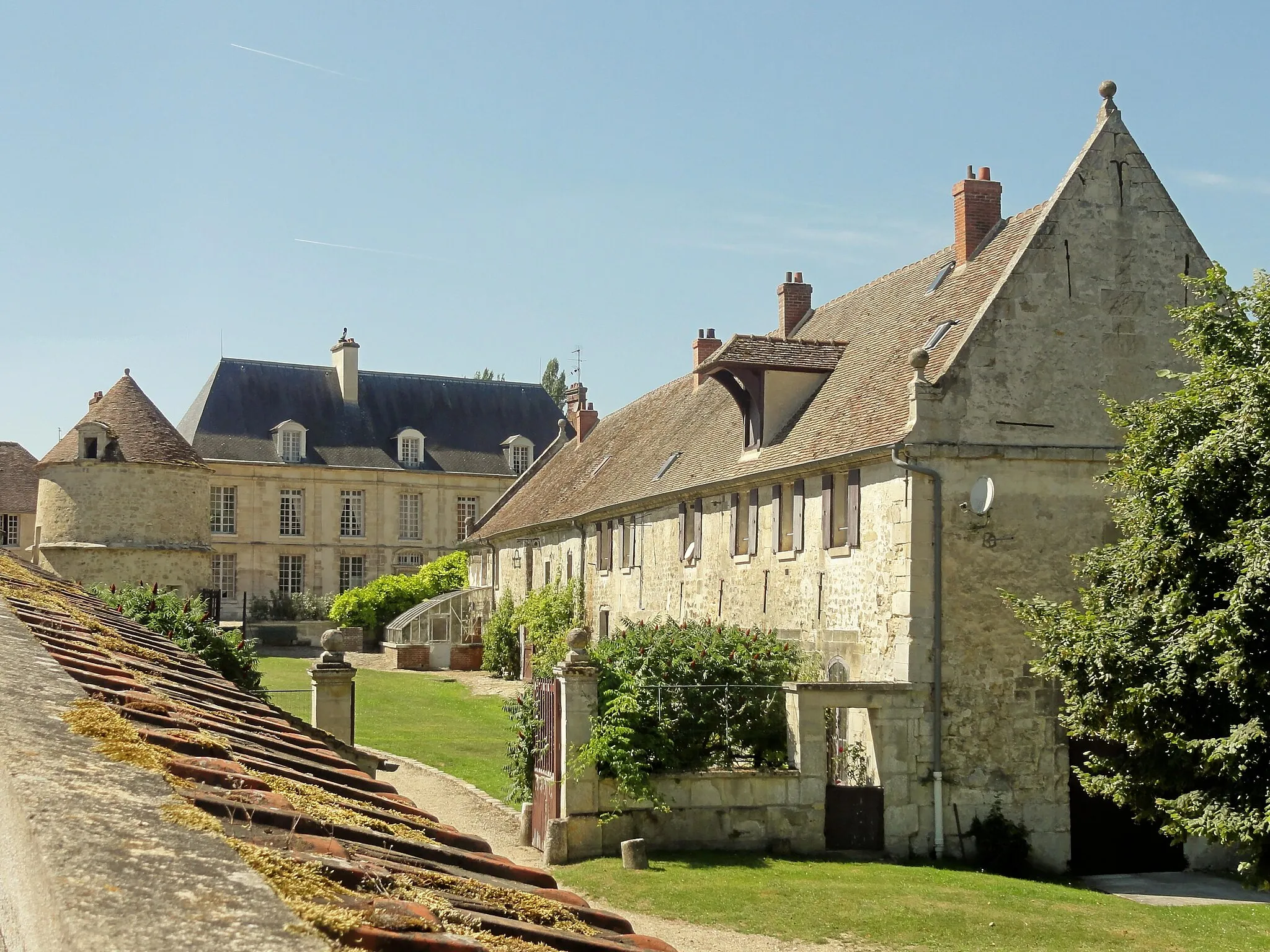 Photo showing: Vue depuis l'est, rue du Château.