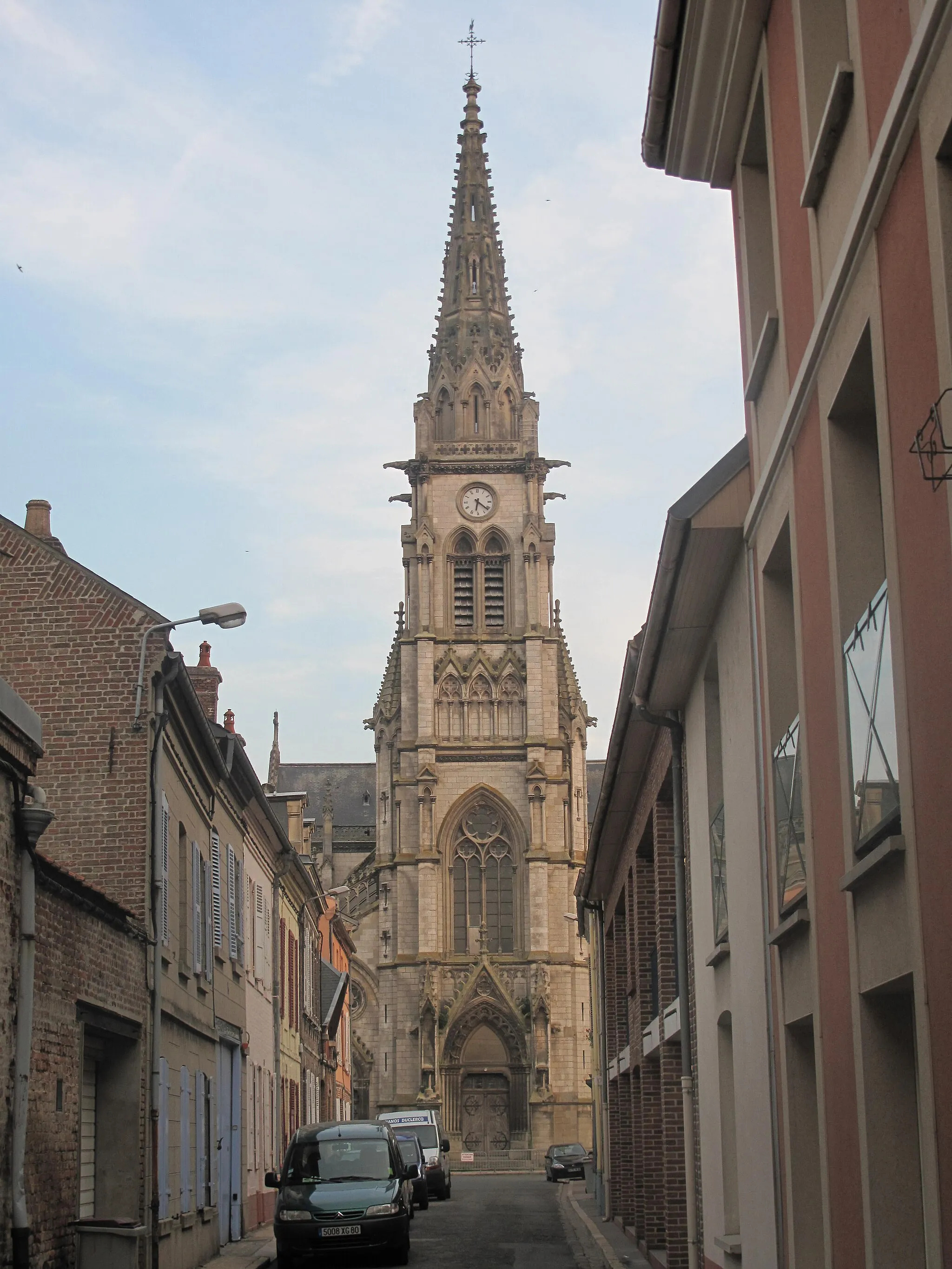 Photo showing: Grande rue Saint-Jacques (=large Saint-James street) in Abbeville, France, with the church in the background