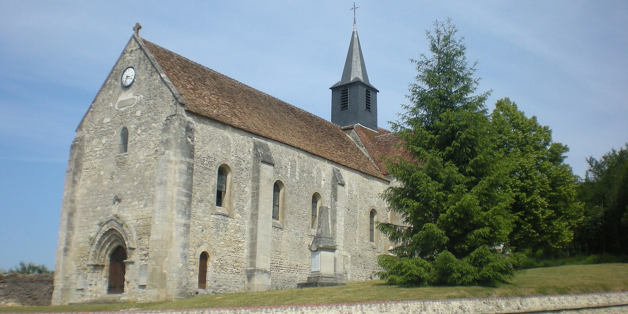 Photo showing: Panorama sur l'église Saint-Lucien d'Ansacq.