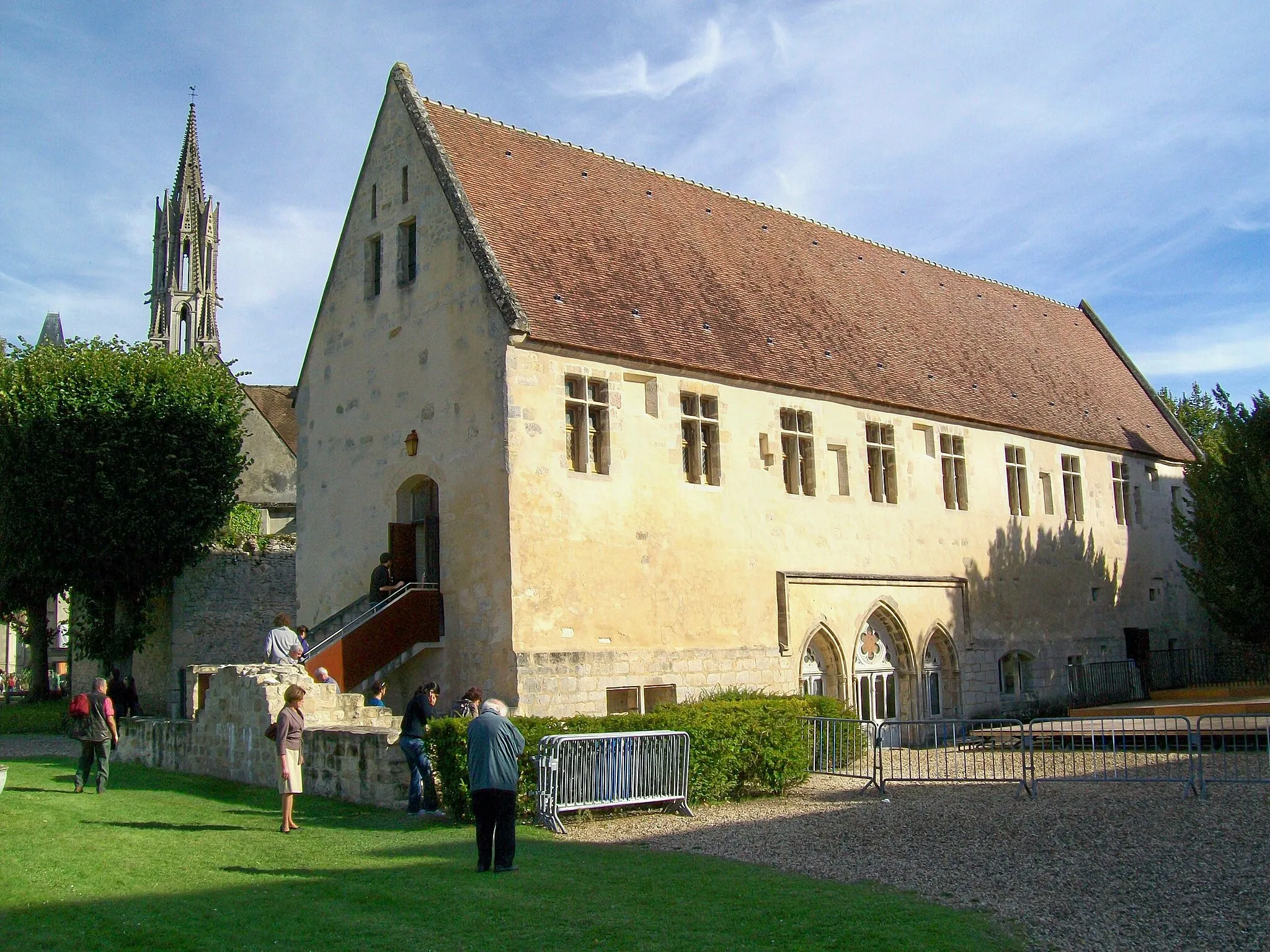 Photo showing: La façade ouest du bâtiment des moines, qui donnait autrefois sur le cloître. L'on voit l'entrée de la salle capitulaire avec ses trois arcades en tiers-point.